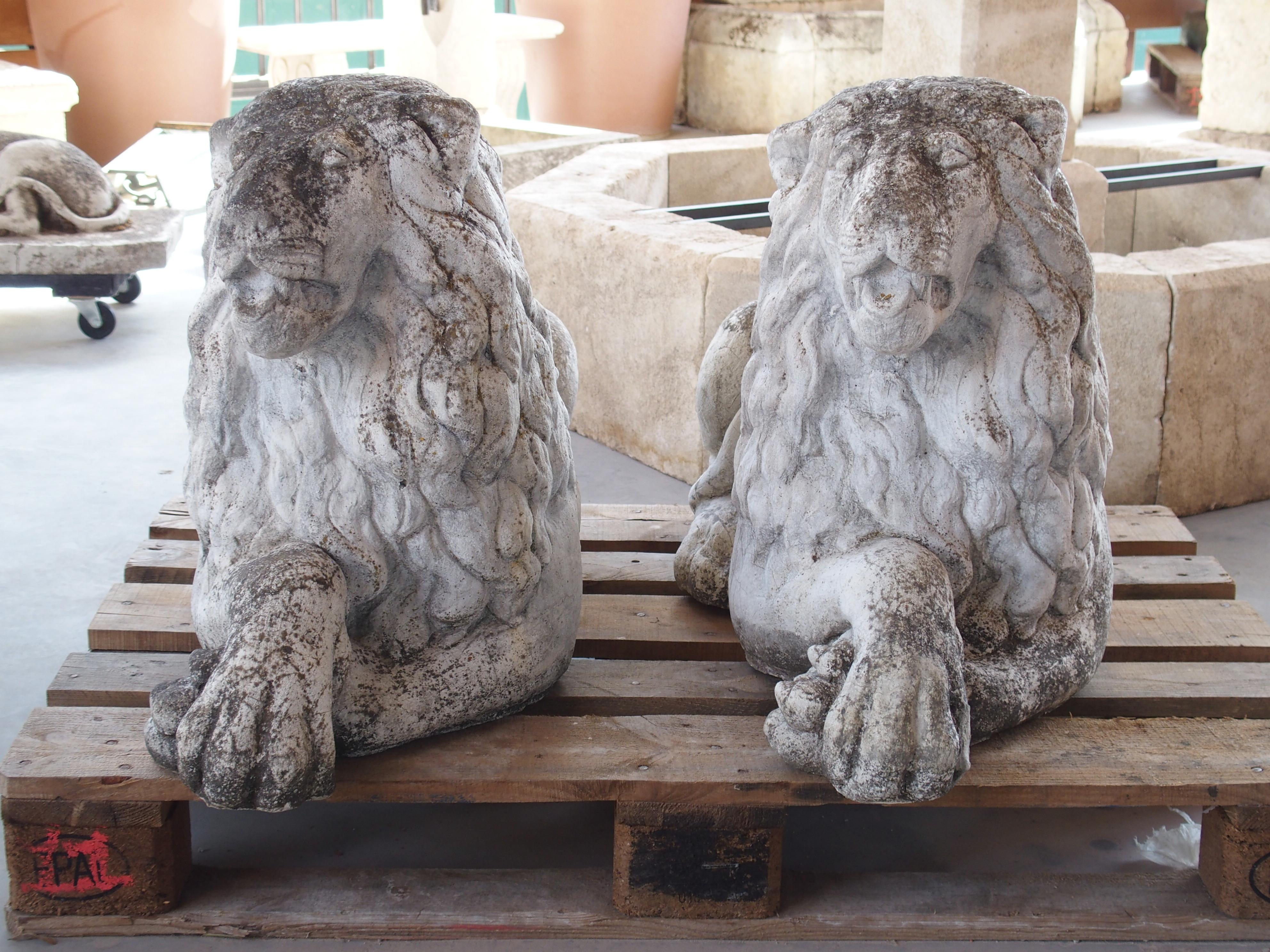 Pareja de leones de jardín yacentes de piedra reconstituida procedentes de Bélgica, circa 1960 en venta 11