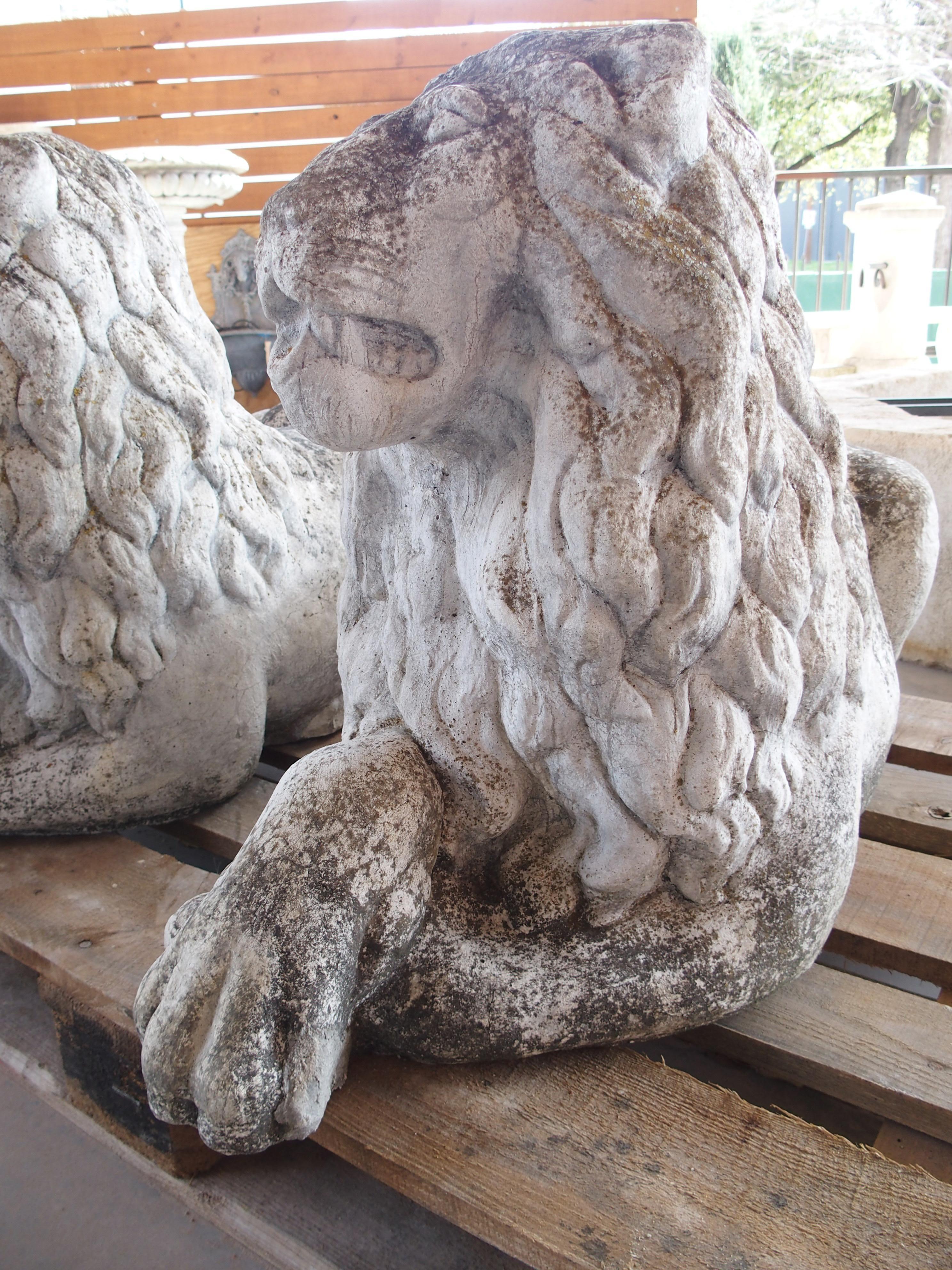 Pareja de leones de jardín yacentes de piedra reconstituida procedentes de Bélgica, circa 1960 Vaciado en venta