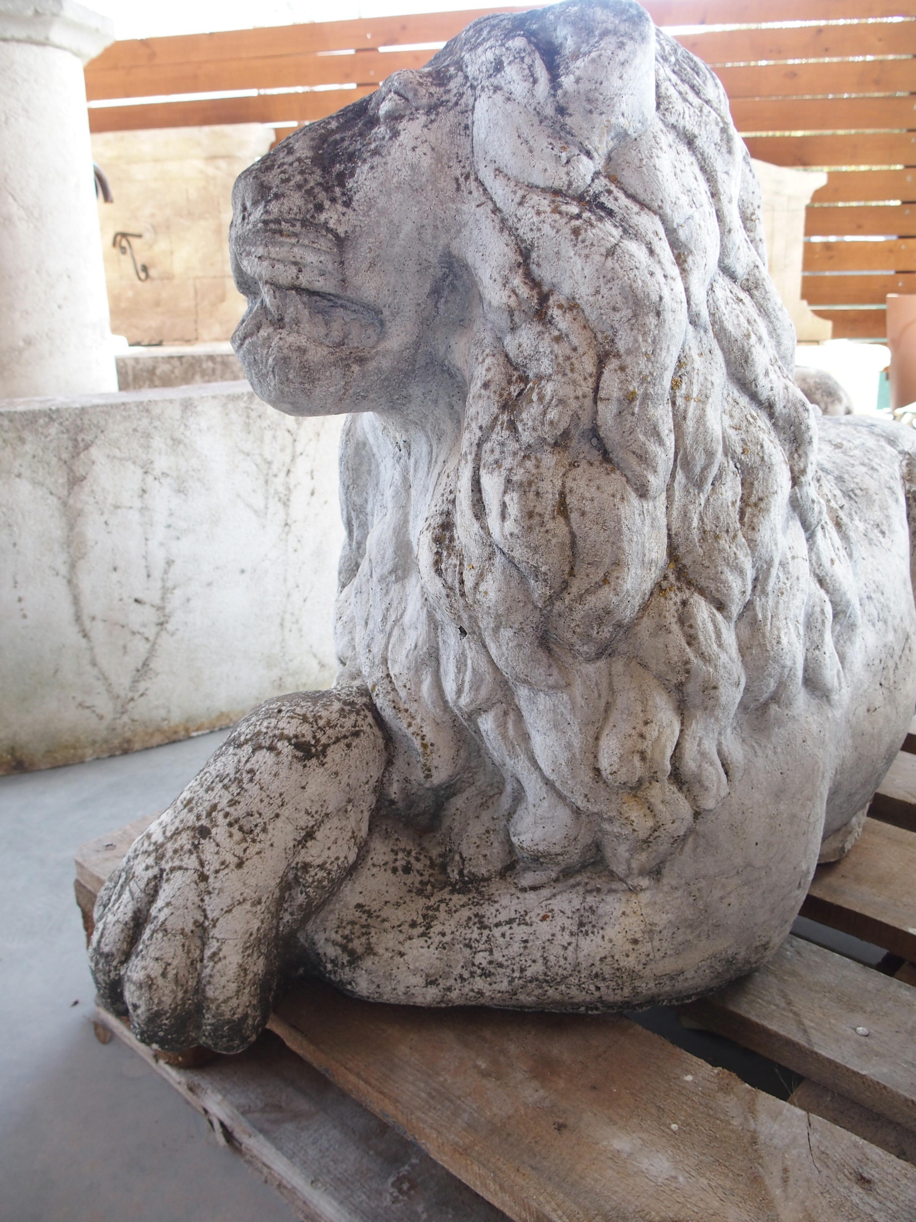 Pareja de leones de jardín yacentes de piedra reconstituida procedentes de Bélgica, circa 1960 en Bueno estado para la venta en Dallas, TX