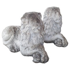 Pareja de leones de jardín yacentes de piedra reconstituida procedentes de Bélgica, circa 1960