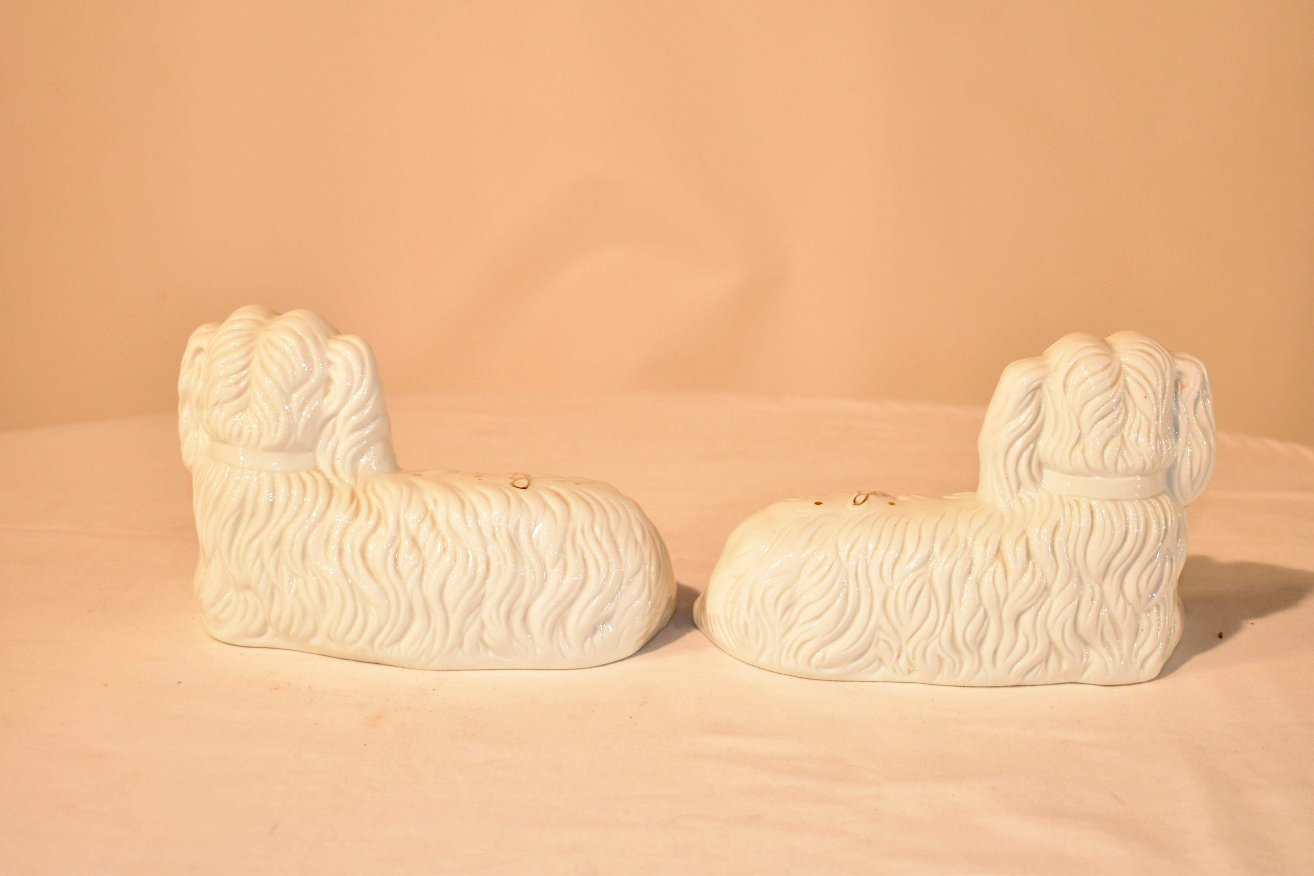 Céramique Paire d'épagneuls du Staffordshire couchés, vers 1960 en vente