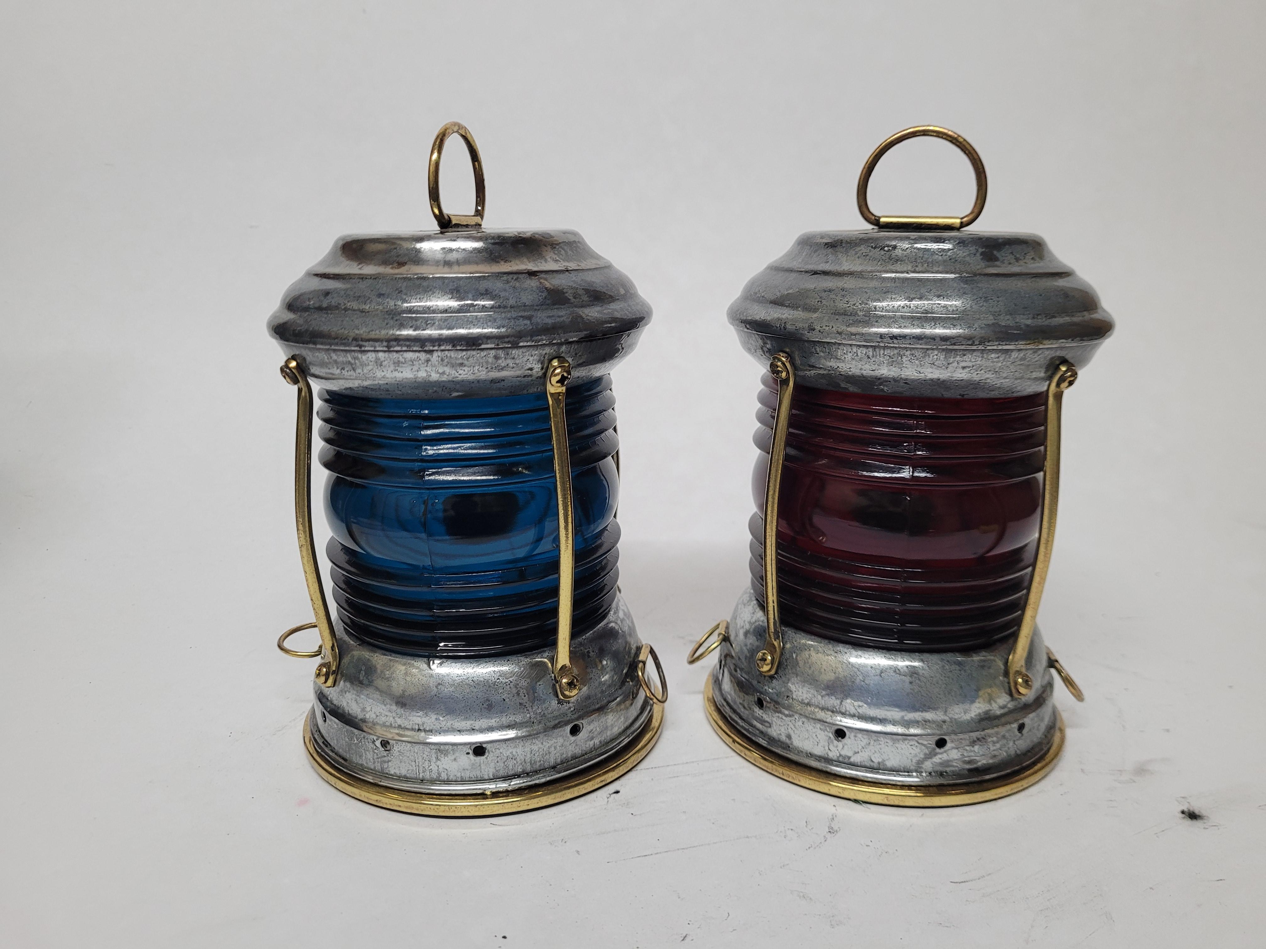 Milieu du XXe siècle Paire de lanternes de bateaux rouges et bleues en vente