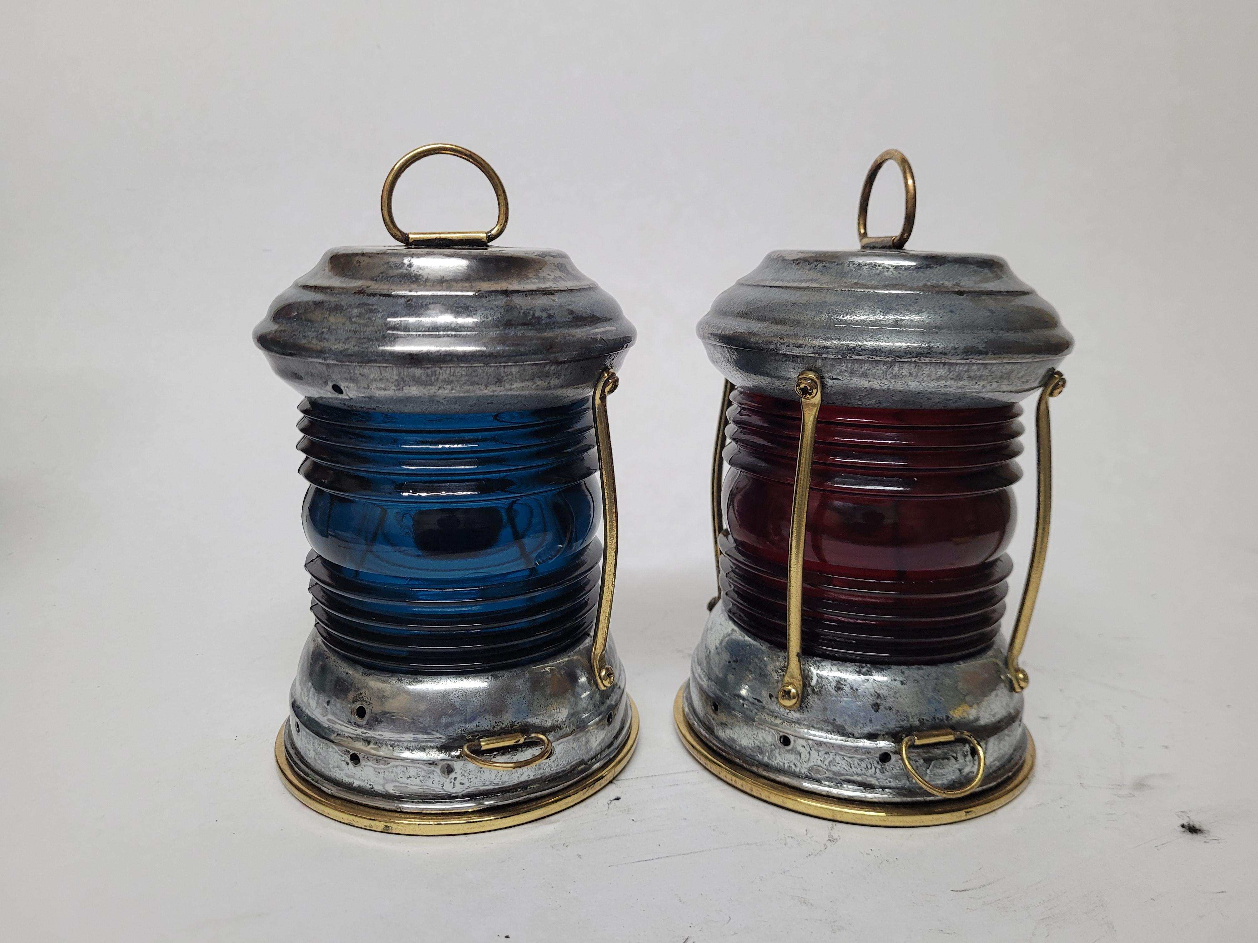 Laiton Paire de lanternes de bateaux rouges et bleues en vente