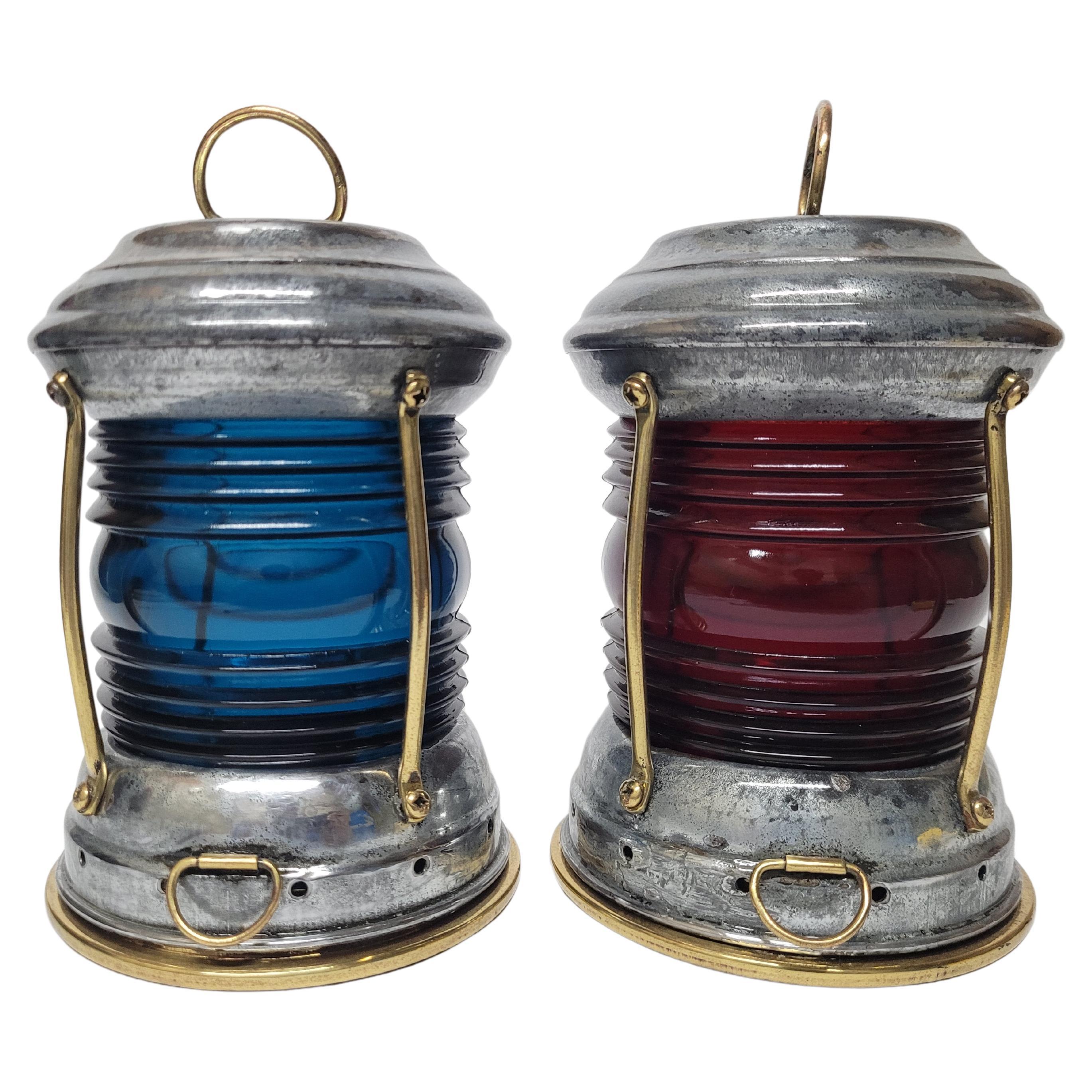 Paire de lanternes de bateaux rouges et bleues en vente