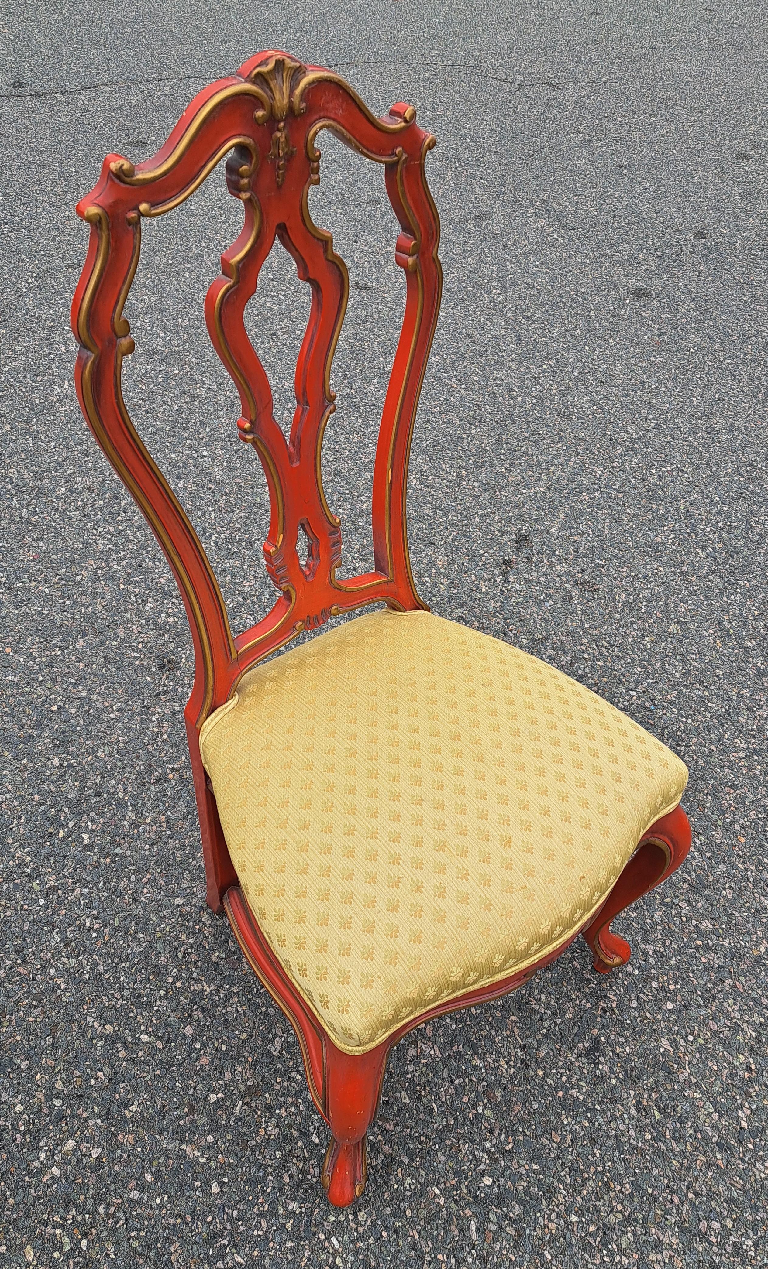 Francese Coppia di sedie da pranzo/divano in stile Chippendale rosse e dorate in vendita