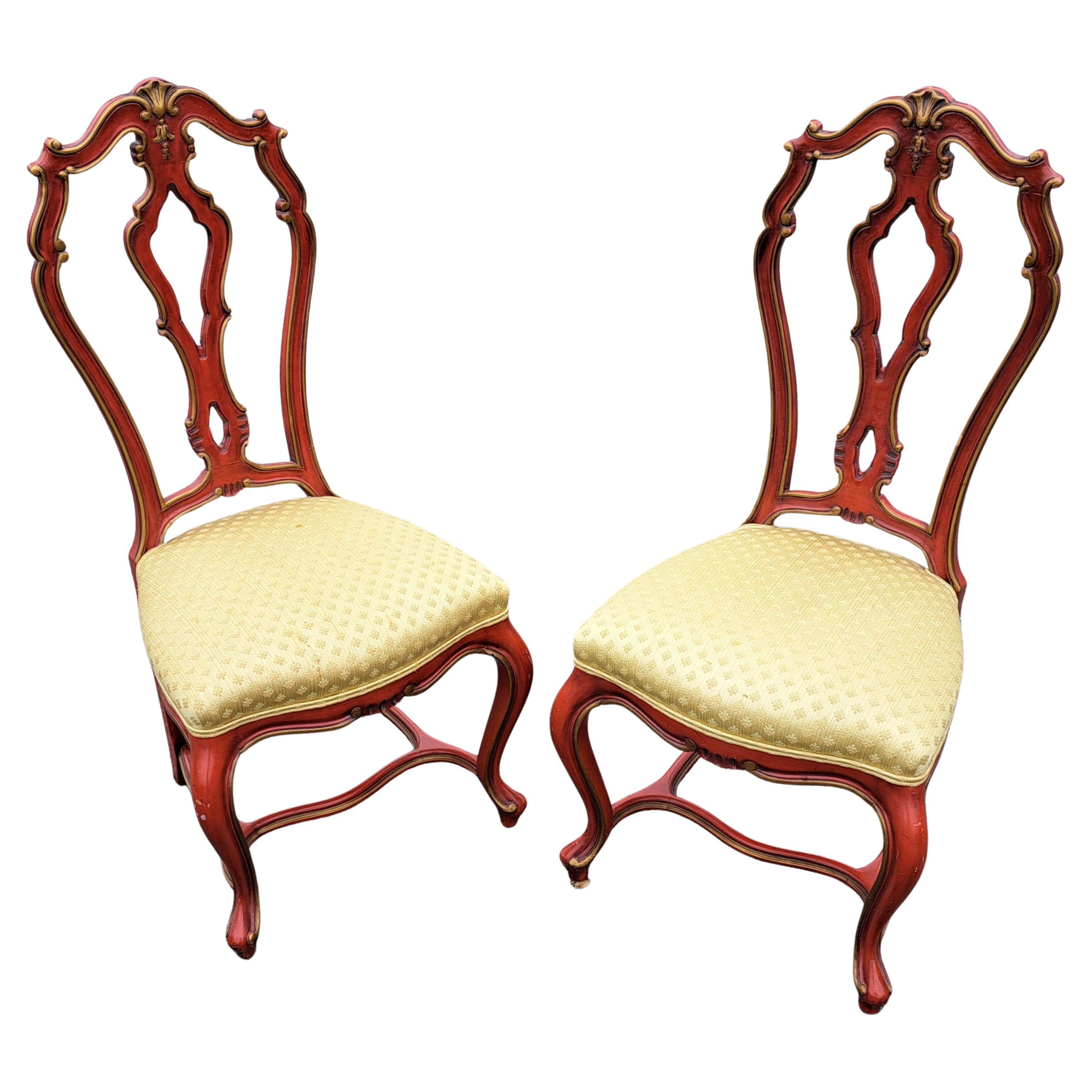 Coppia di sedie da pranzo/divano in stile Chippendale rosse e dorate