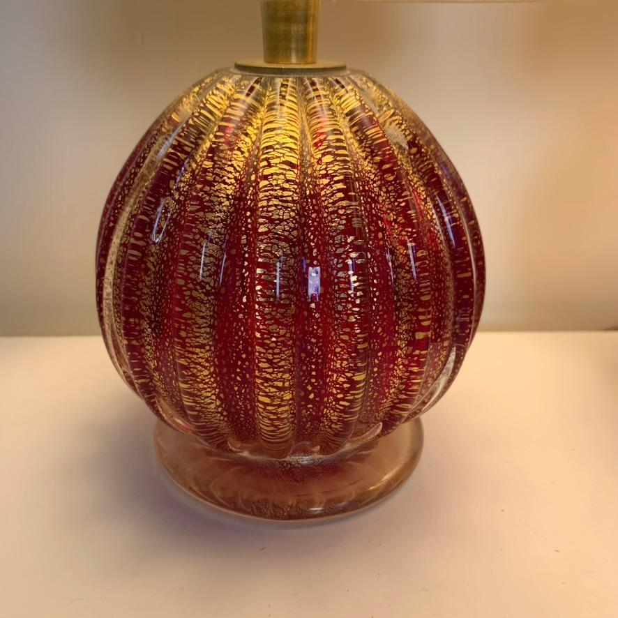 Ein Paar Tischlampen aus rotem und goldenem Murano-Glas, um 1940, Italien. im Angebot 3