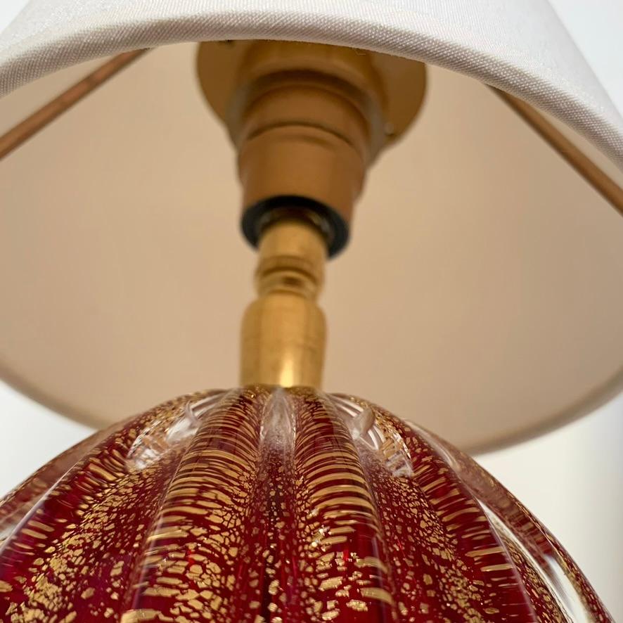 Ein Paar Tischlampen aus rotem und goldenem Murano-Glas, um 1940, Italien. im Angebot 6