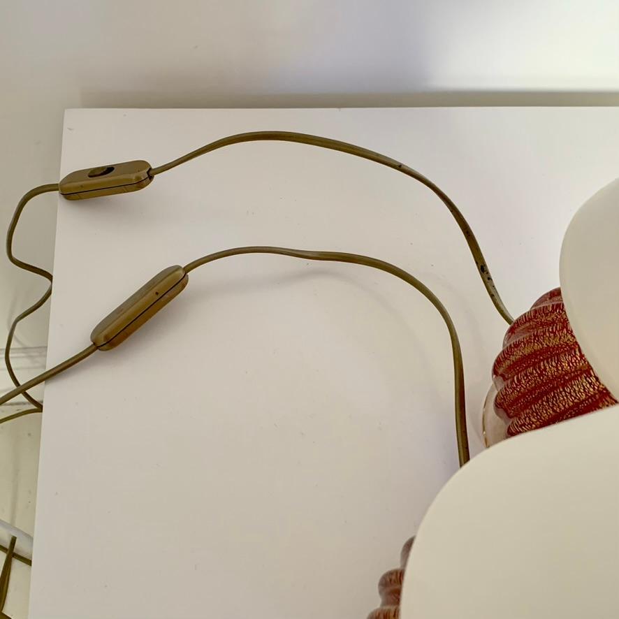 Ein Paar Tischlampen aus rotem und goldenem Murano-Glas, um 1940, Italien. im Angebot 7