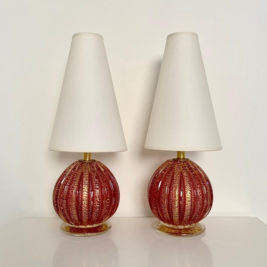 Elegantes Paar kleiner Nachttischlampen aus Murano, um 1940, Italien.
Rotes und goldenes Murano-Glas, Messing und neue weiße Stoffschirme.
Neu verkabelt .
Abmessungen: 33 cm H, 13 cm Durchmesser.
Alle Käufe sind durch unsere Käuferschutzgarantie