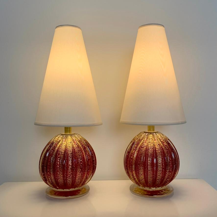 Ein Paar Tischlampen aus rotem und goldenem Murano-Glas, um 1940, Italien. (Moderne der Mitte des Jahrhunderts) im Angebot