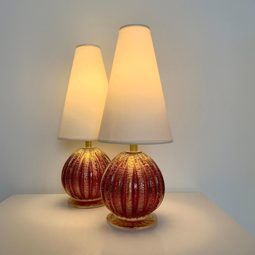 Ein Paar Tischlampen aus rotem und goldenem Murano-Glas, um 1940, Italien. (Italienisch) im Angebot