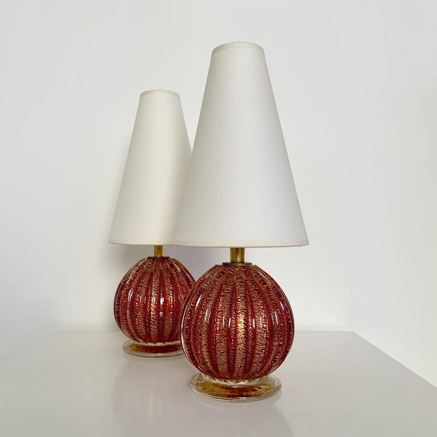 Ein Paar Tischlampen aus rotem und goldenem Murano-Glas, um 1940, Italien. im Zustand „Gut“ im Angebot in Brussels, BE