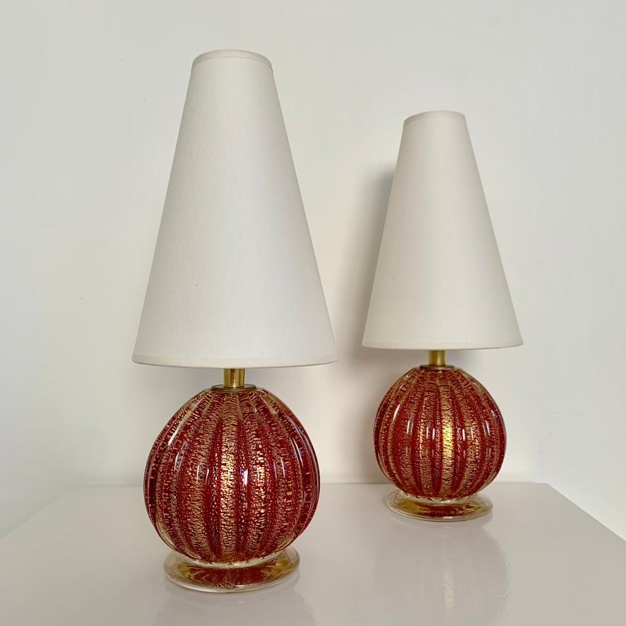 Ein Paar Tischlampen aus rotem und goldenem Murano-Glas, um 1940, Italien. (Mitte des 20. Jahrhunderts) im Angebot