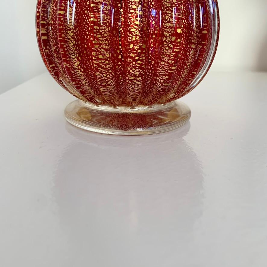 Ein Paar Tischlampen aus rotem und goldenem Murano-Glas, um 1940, Italien. (Messing) im Angebot