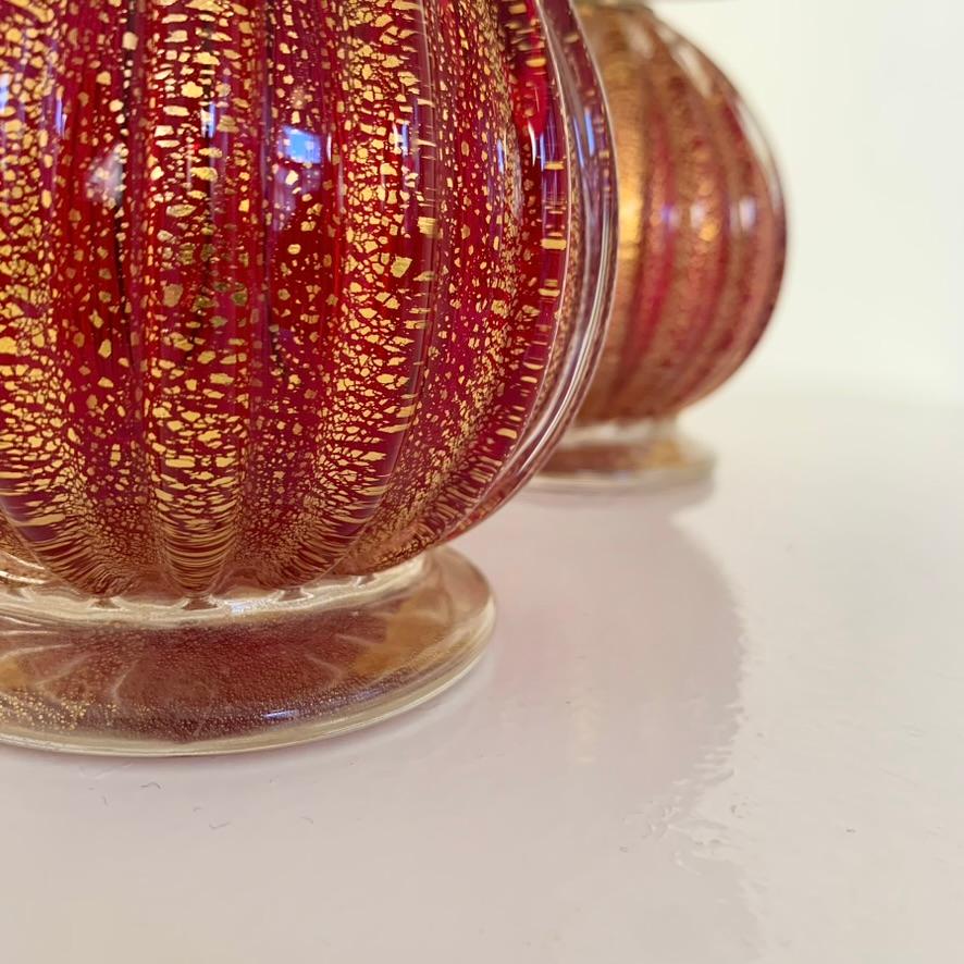 Ein Paar Tischlampen aus rotem und goldenem Murano-Glas, um 1940, Italien. im Angebot 1