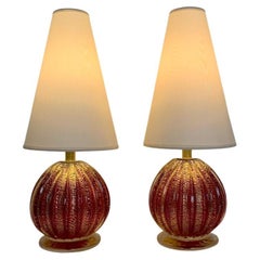 Coppia di lampade da tavolo in vetro di Murano rosso e oro, circa 1940, Italia.