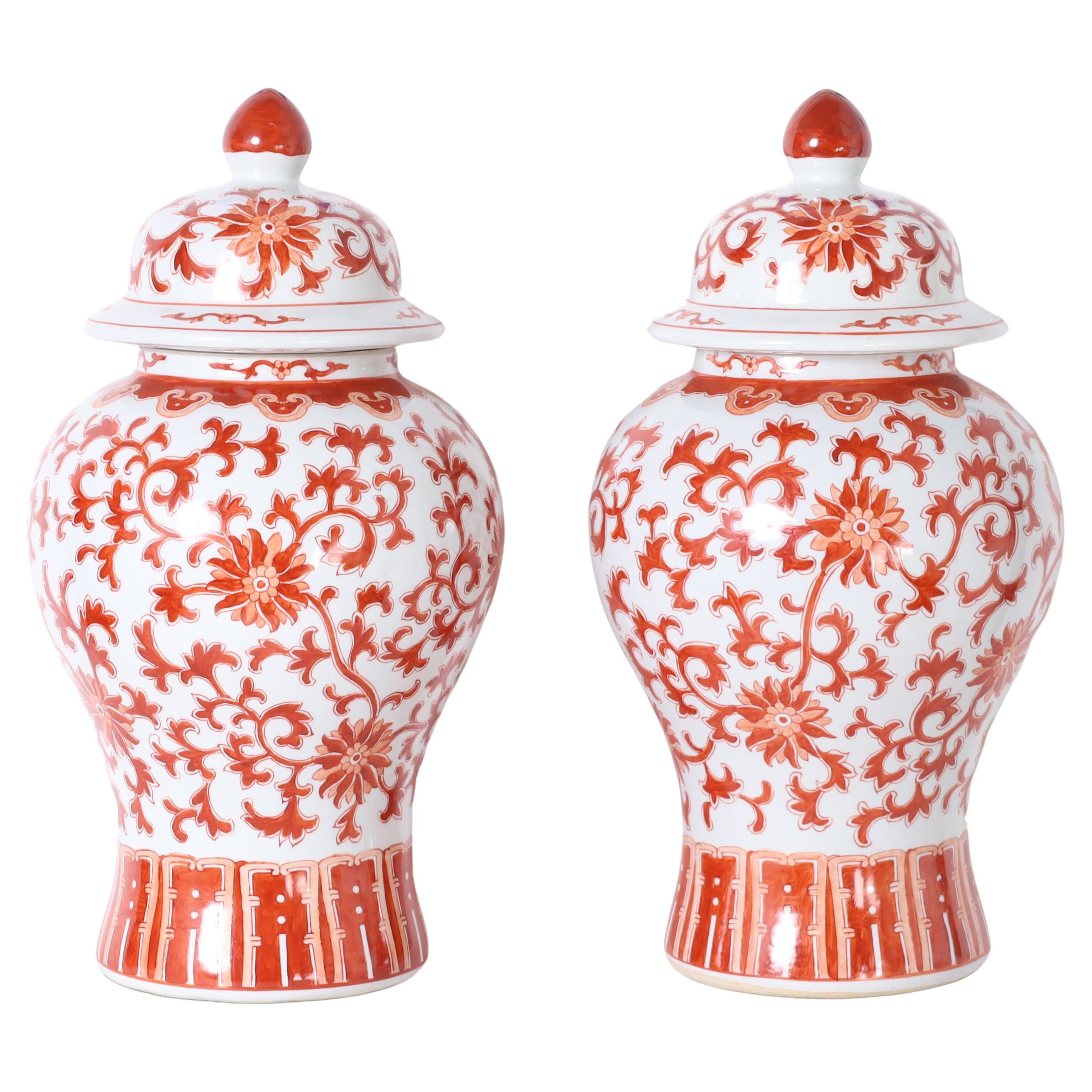 Paar rote und weiße Porzellanurnen oder -gefäße mit Deckeln