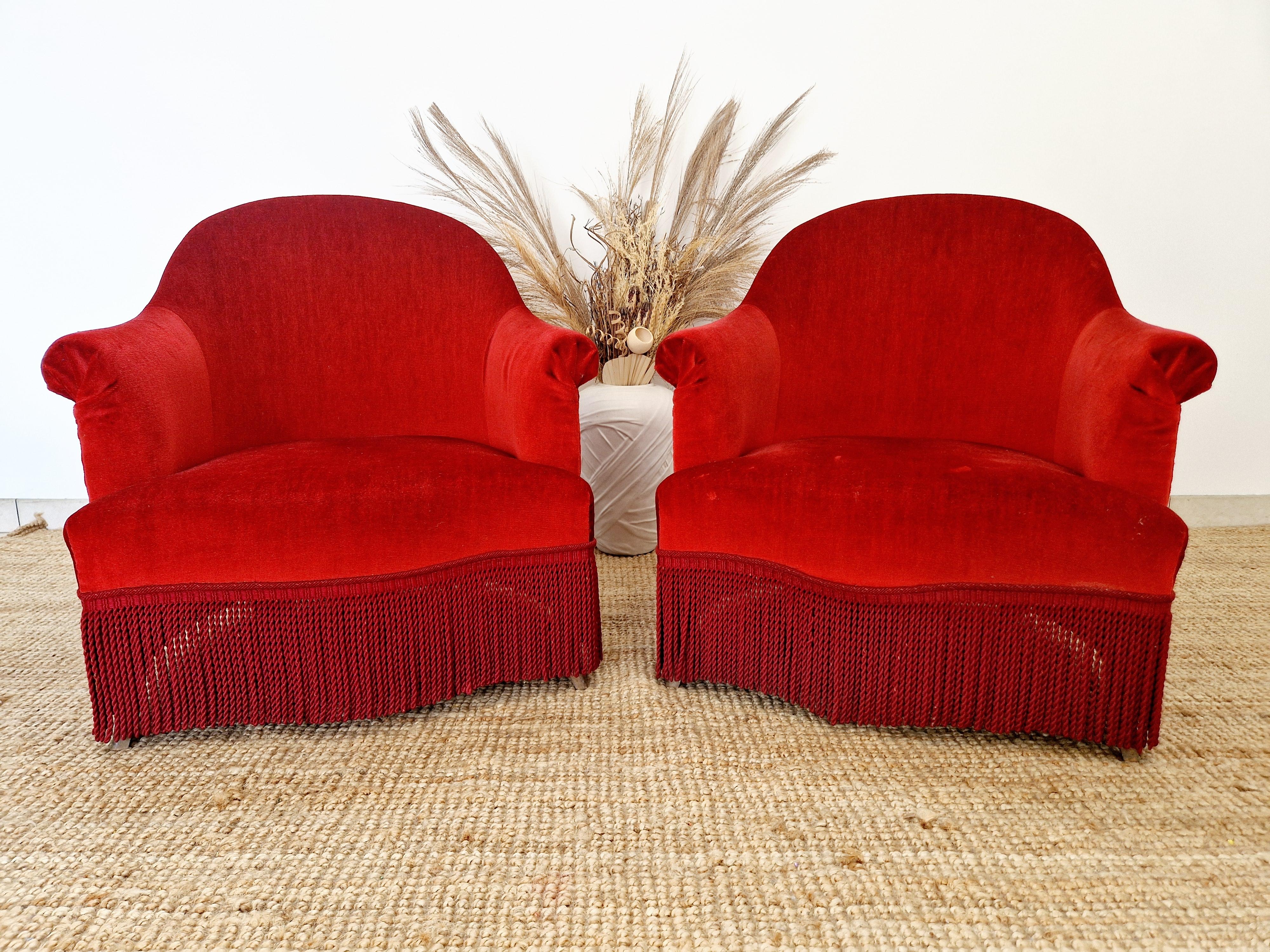 Questa coppia di antiche sedie francesi in stile Napoleone, prodotte nel 1900, emana un senso di eleganza e storia. Realizzate a mano in Francia, queste poltrone rotonde rosse presentano un bellissimo tessuto di rivestimento in draylon rosso, che