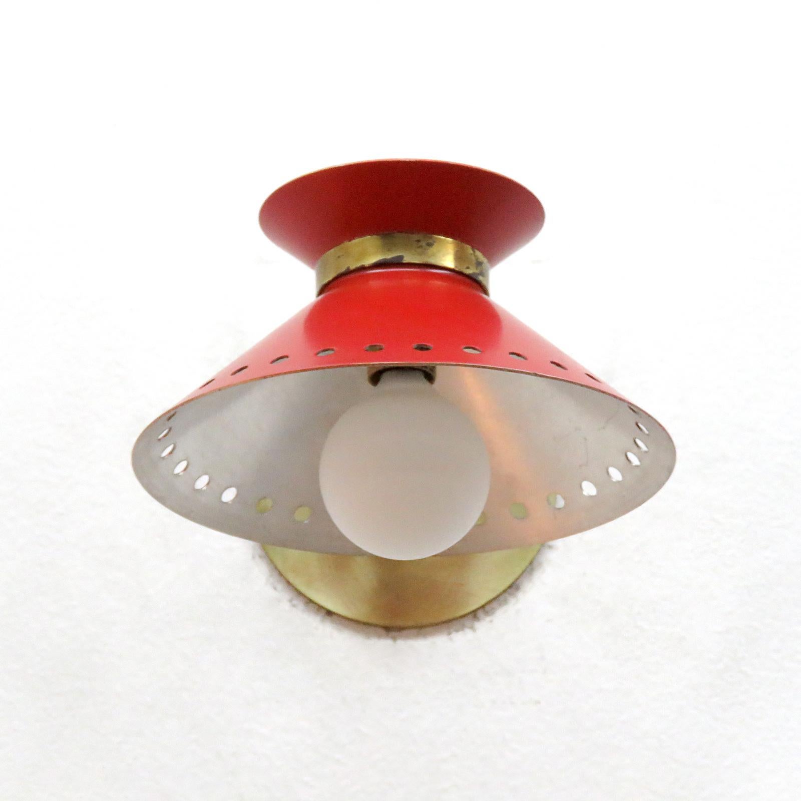 Metà XX secolo Coppia di applique rosse Arlus, 1950 in vendita