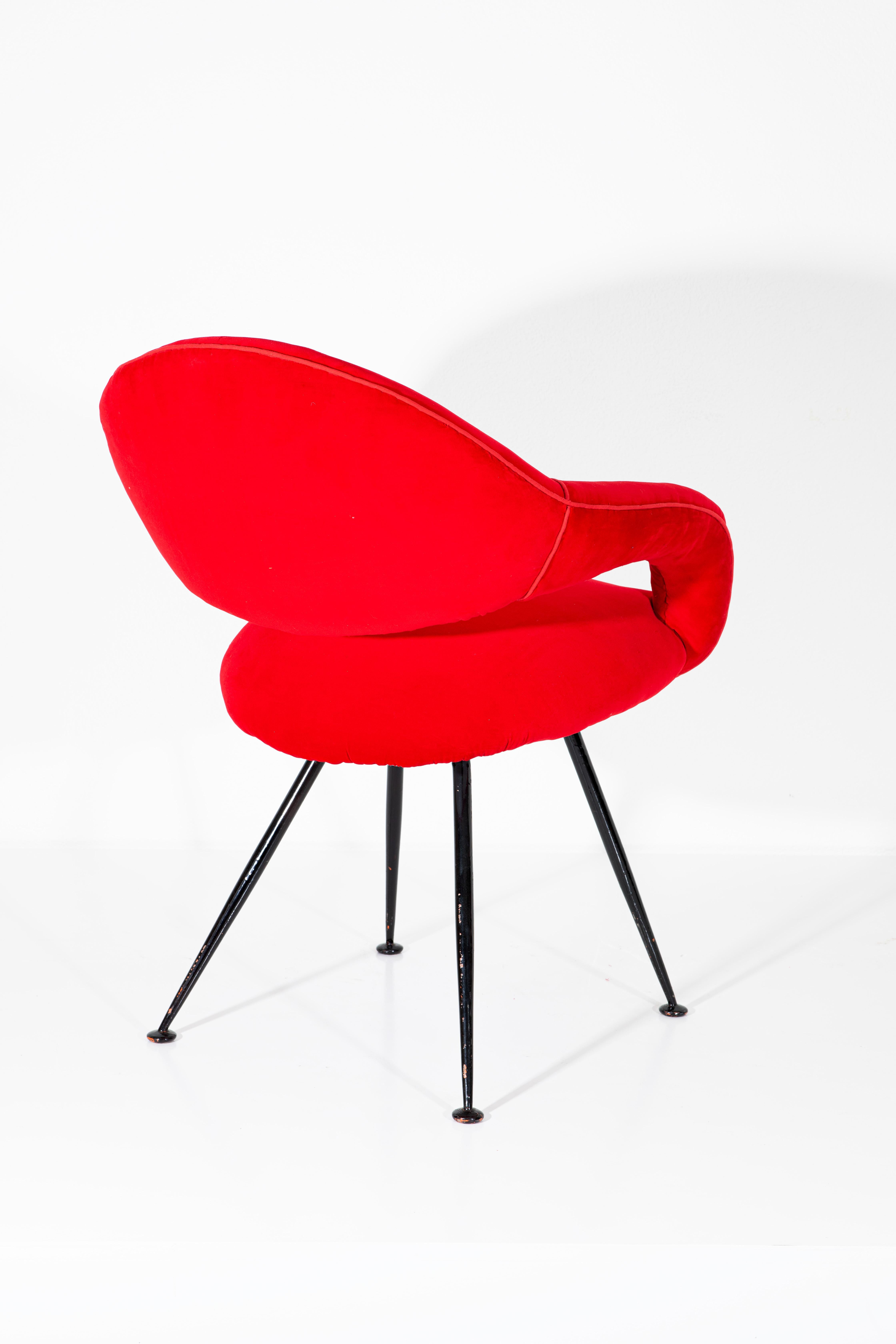 Questa coppia di poltrone rosse, disegnate da Gastone Rinaldi negli anni '50, è un esempio del modernismo italiano di metà secolo. Con un'imponente struttura in metallo smaltato e un rivestimento in tessuto imbottito, queste poltrone combinano il