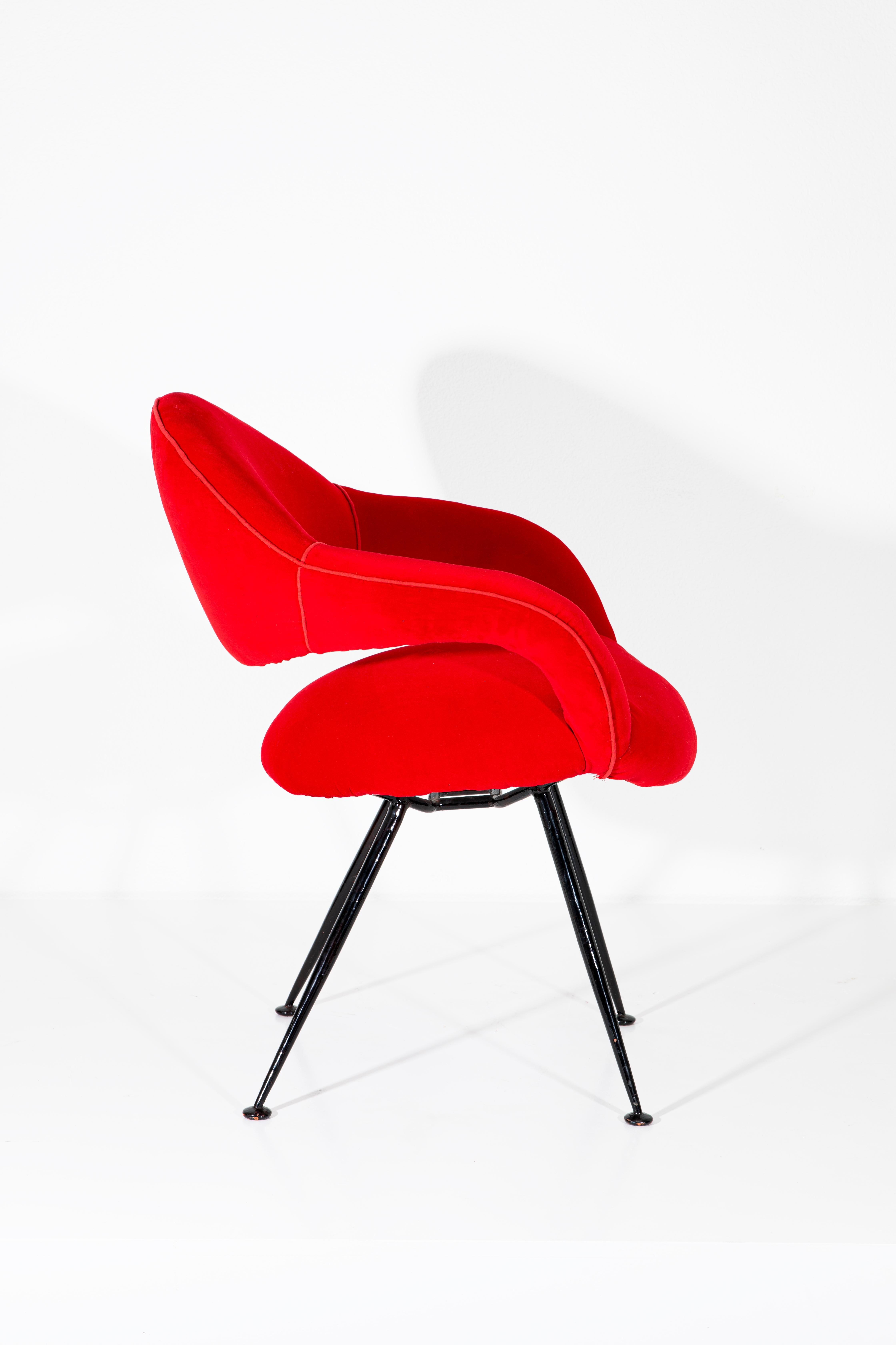 Mid-Century moderno Coppia di poltrone rosse in vendita