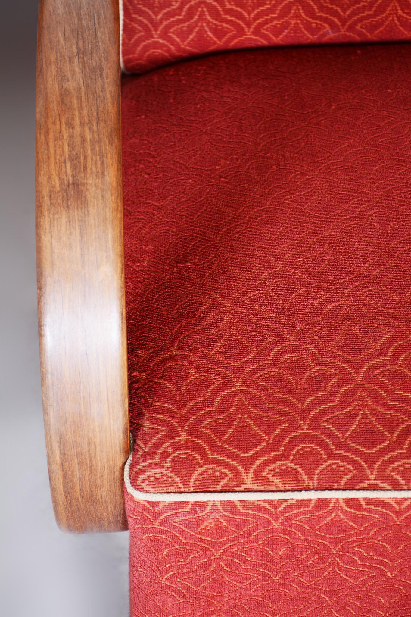 Tchèque Paire de fauteuils Art déco rouges en hêtre d'origine fabriqués dans les années 1930, état d'origine en vente