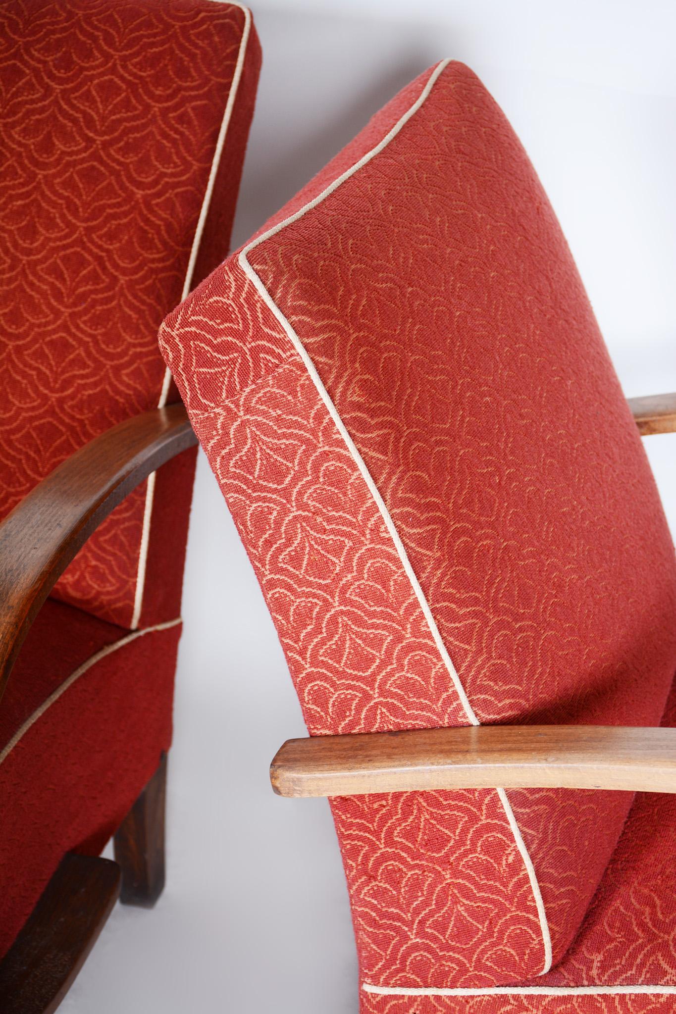 Paire de fauteuils Art déco rouges en hêtre d'origine fabriqués dans les années 1930, état d'origine Bon état - En vente à Brandys nad Labem, Středočeský kraj