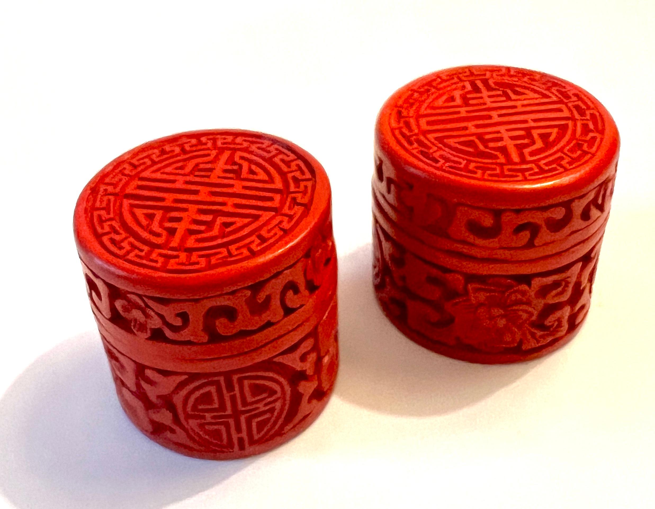Pareja de Cajas Asiáticas de Cinabrio Rojo con Tapa e Interior Lacado Azul Exportación china en venta