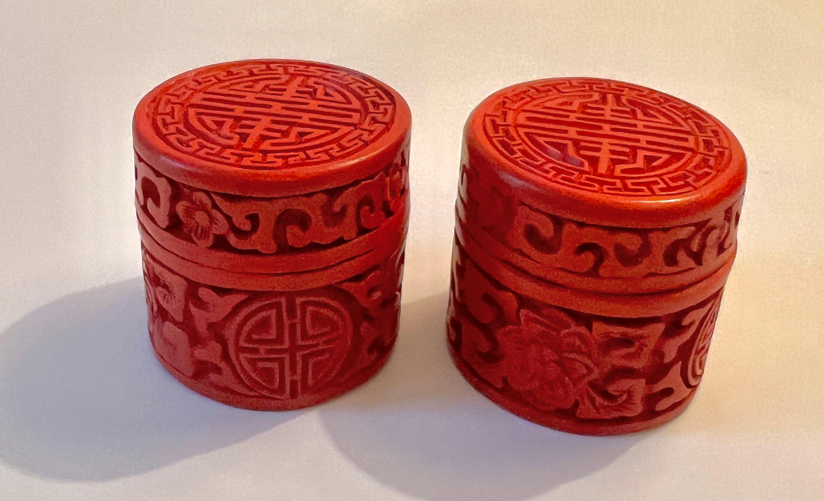 Pareja de Cajas Asiáticas de Cinabrio Rojo con Tapa e Interior Lacado Azul Chino en venta