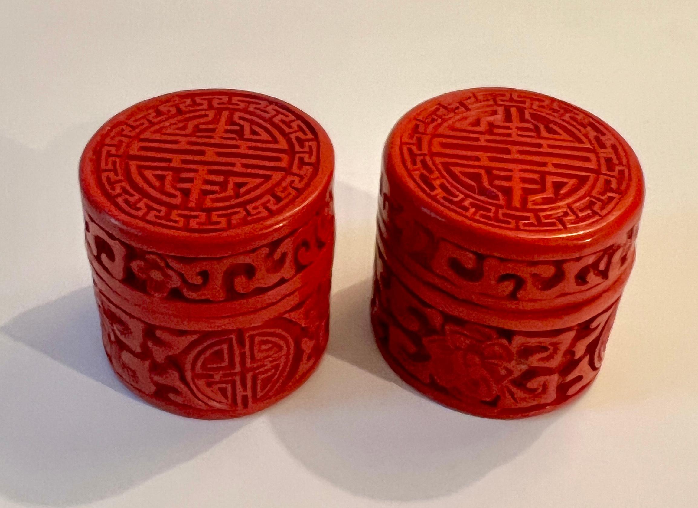 Pareja de Cajas Asiáticas de Cinabrio Rojo con Tapa e Interior Lacado Azul Hecho a mano en venta