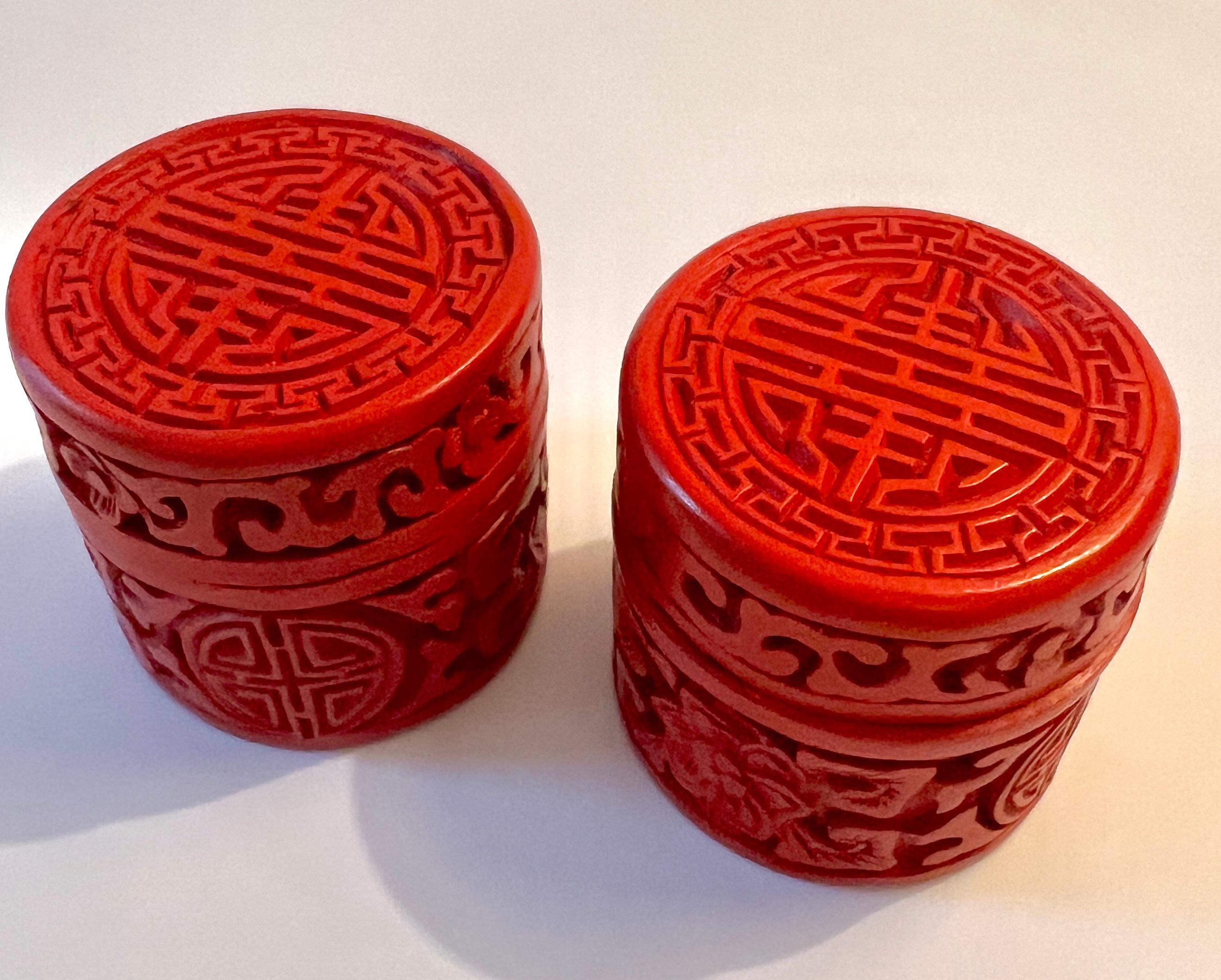 Pareja de Cajas Asiáticas de Cinabrio Rojo con Tapa e Interior Lacado Azul en Bueno estado para la venta en Los Angeles, CA