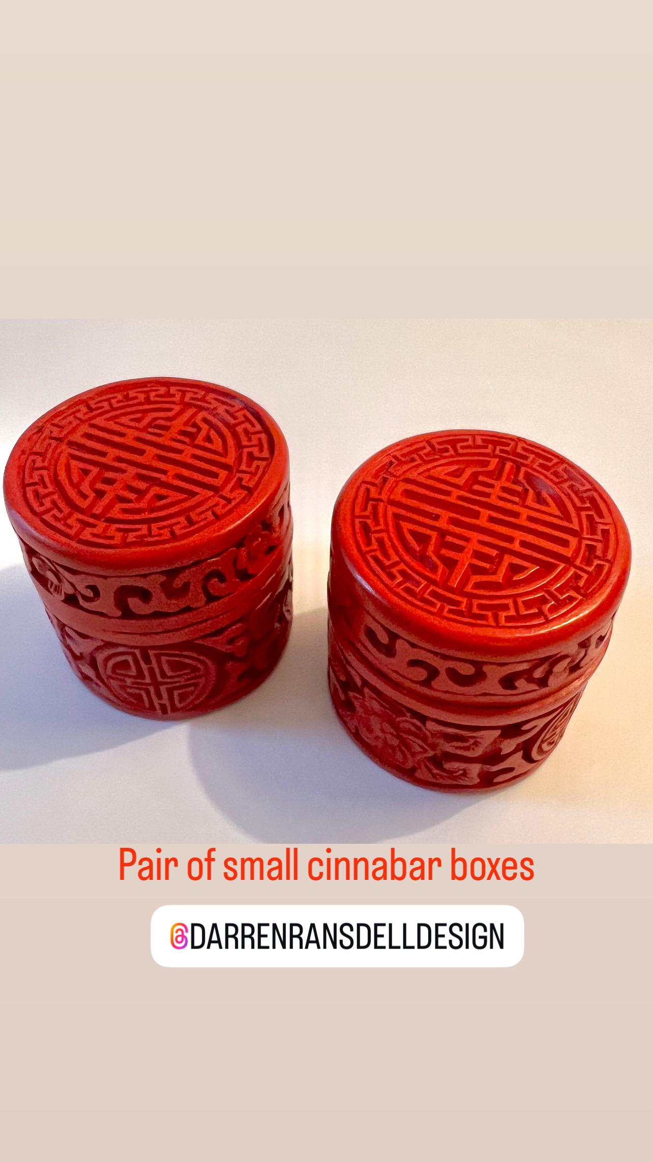 Pareja de Cajas Asiáticas de Cinabrio Rojo con Tapa e Interior Lacado Azul siglo XX en venta
