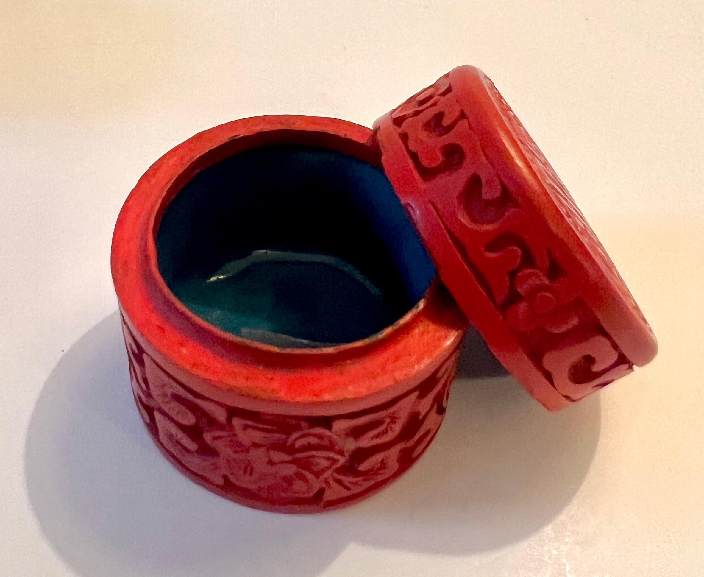 Pareja de Cajas Asiáticas de Cinabrio Rojo con Tapa e Interior Lacado Azul en venta 1