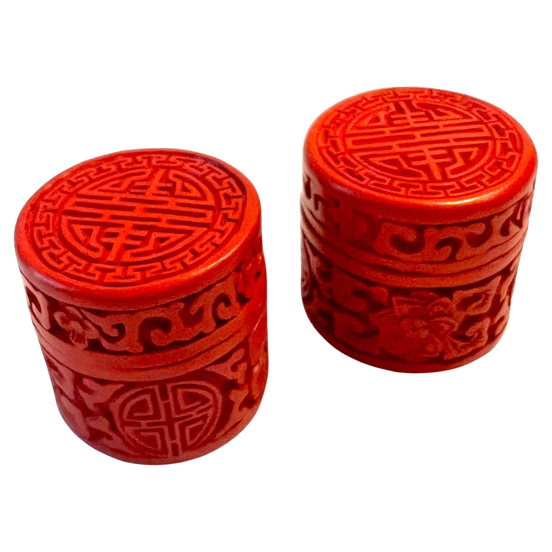 Pareja de Cajas Asiáticas de Cinabrio Rojo con Tapa e Interior Lacado Azul en venta