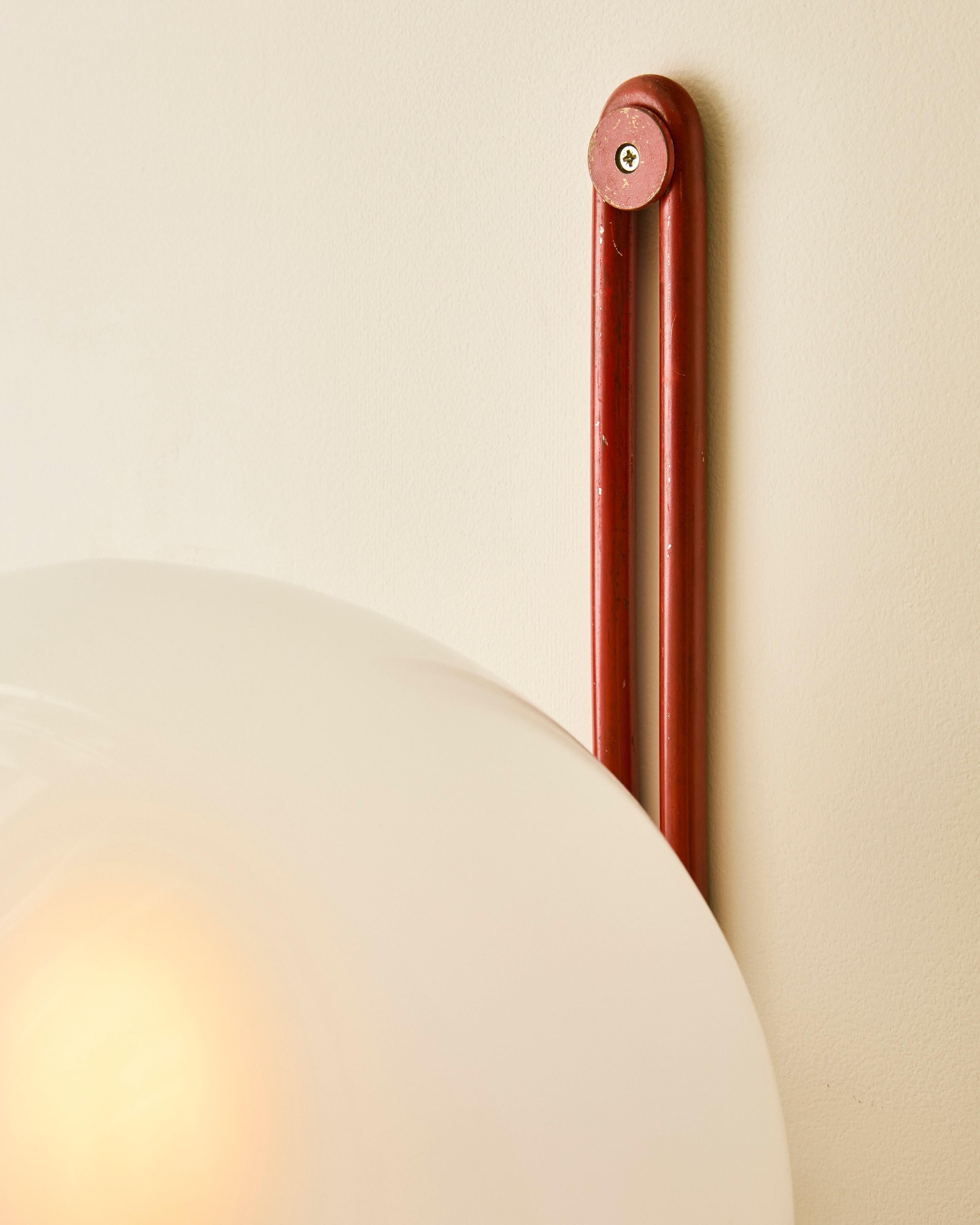 Ein Paar roter Korb-Wandlampen von Gino Sarfatti für Arteluce mit einer runden Kugellampe aus geblasenem Glas und einem großen Messing-Gegengewicht, das an der gedrehten Baumwollschnur sitzt.