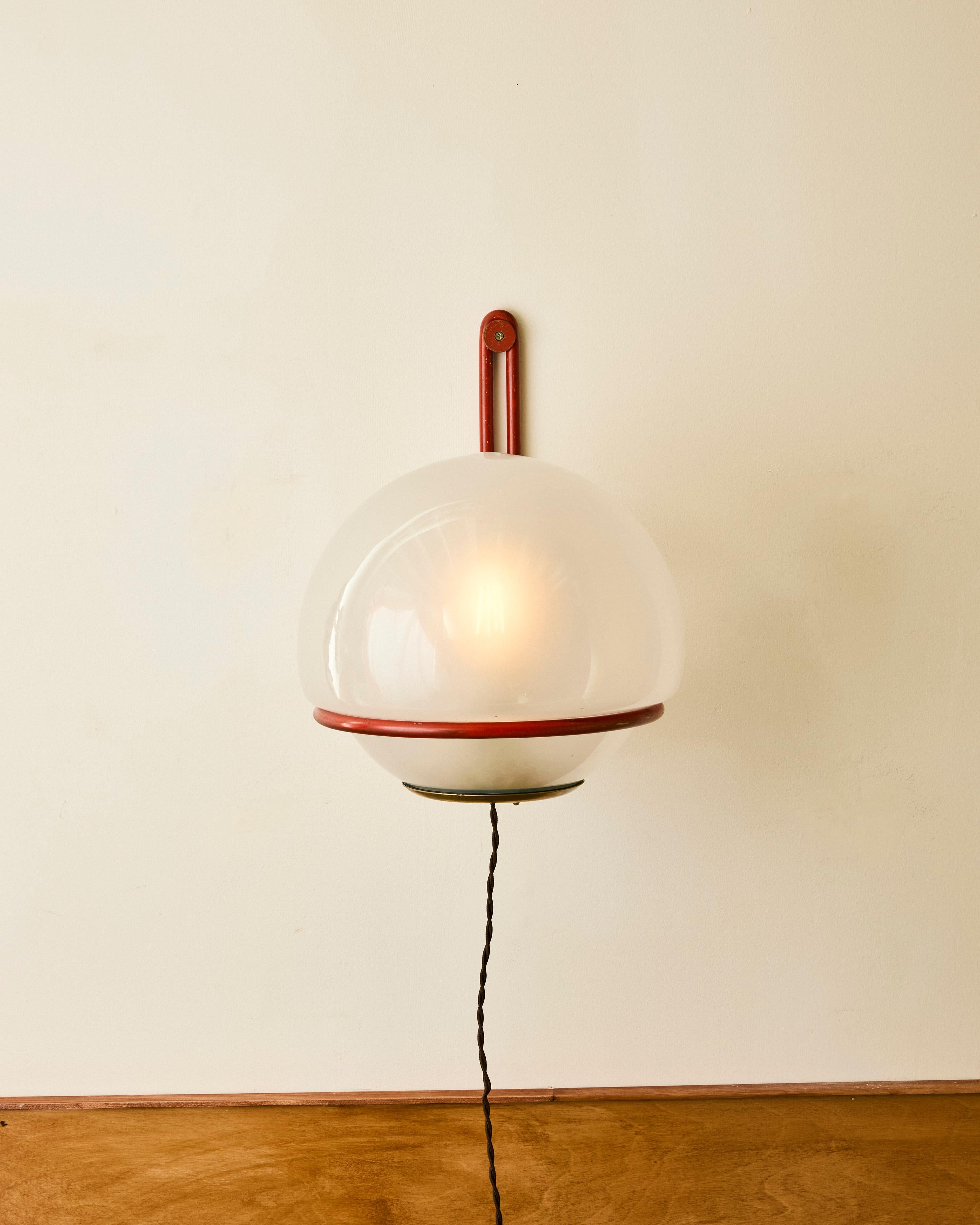Pair of Red Basket Wall Lamps by Gino Sarfatti for Arteluce im Zustand „Gut“ im Angebot in Long Island City, NY