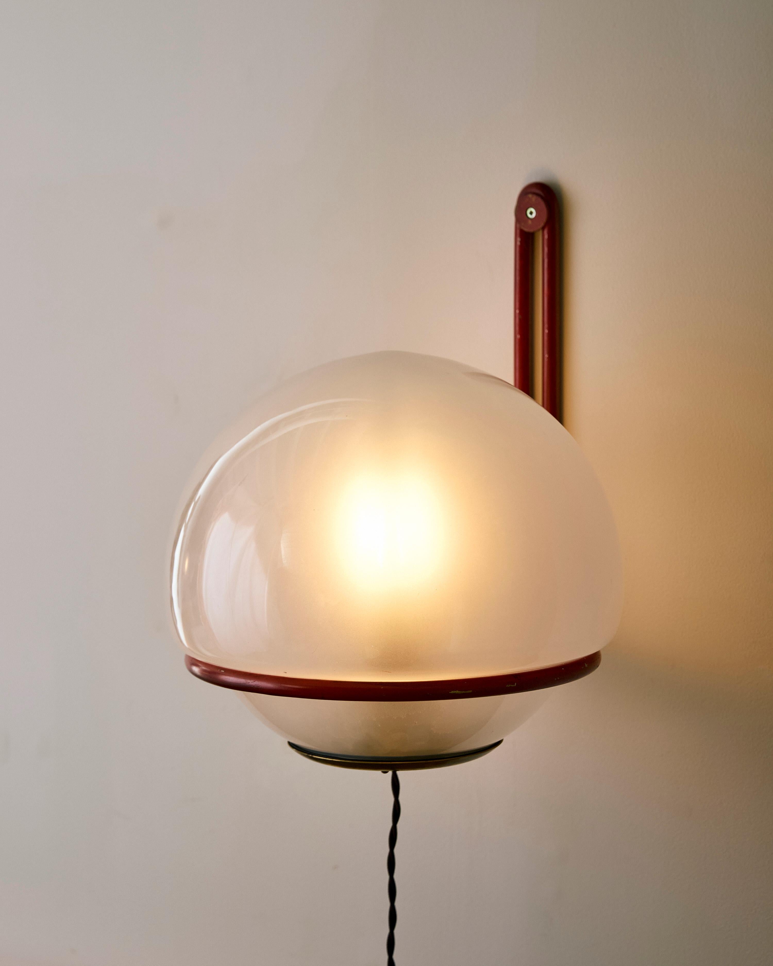 Pair of Red Basket Wall Lamps by Gino Sarfatti for Arteluce (Mitte des 20. Jahrhunderts) im Angebot