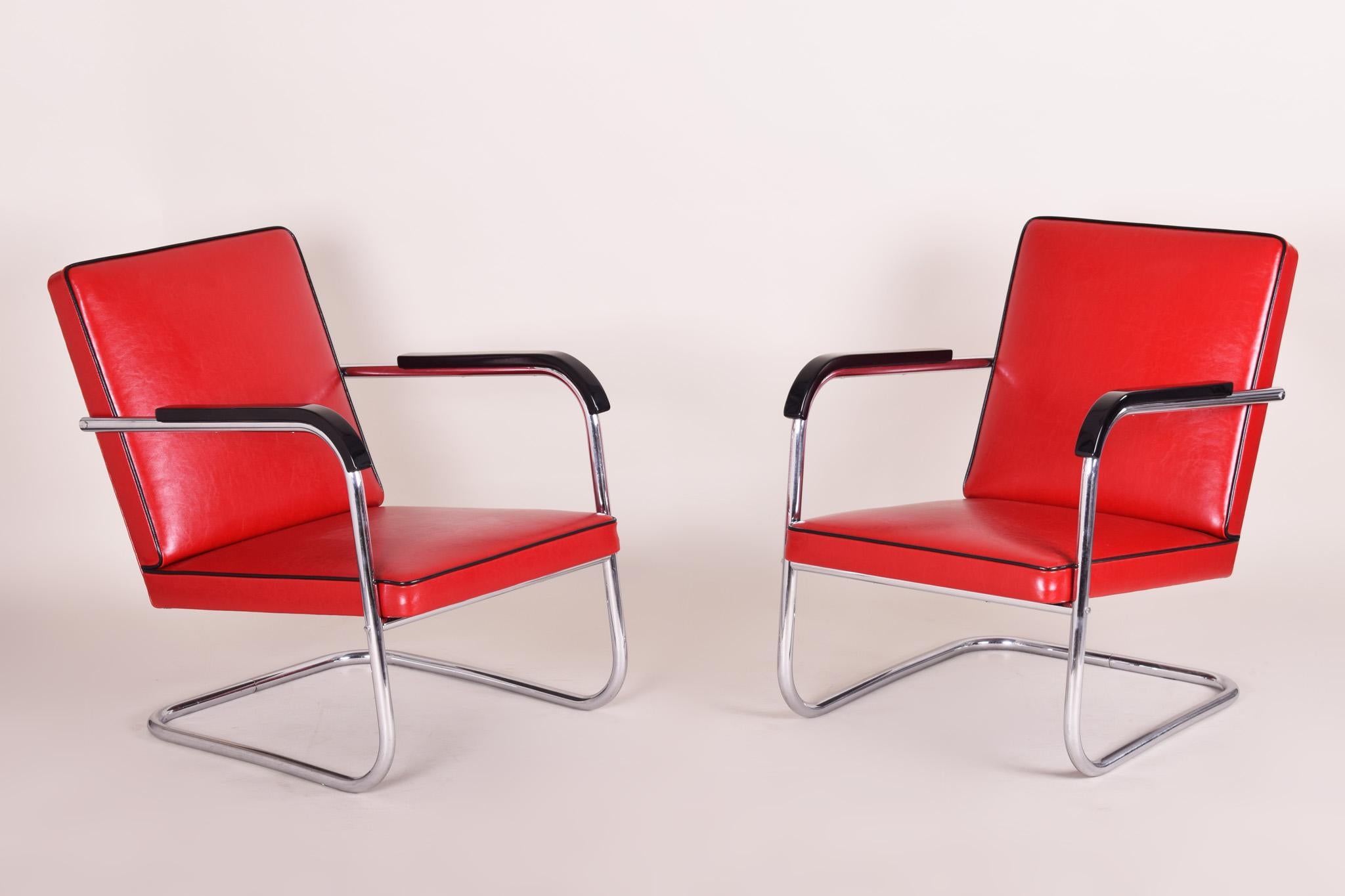 Ein Paar rote Bauhaus-Sessel aus hochwertigem Leder und verchromtem Stahl.
Hergestellt in den 30er Jahren in Deutschland von Thonet und entworfen von Anton Lorenz.
Vollständig von unserem Team restauriert.