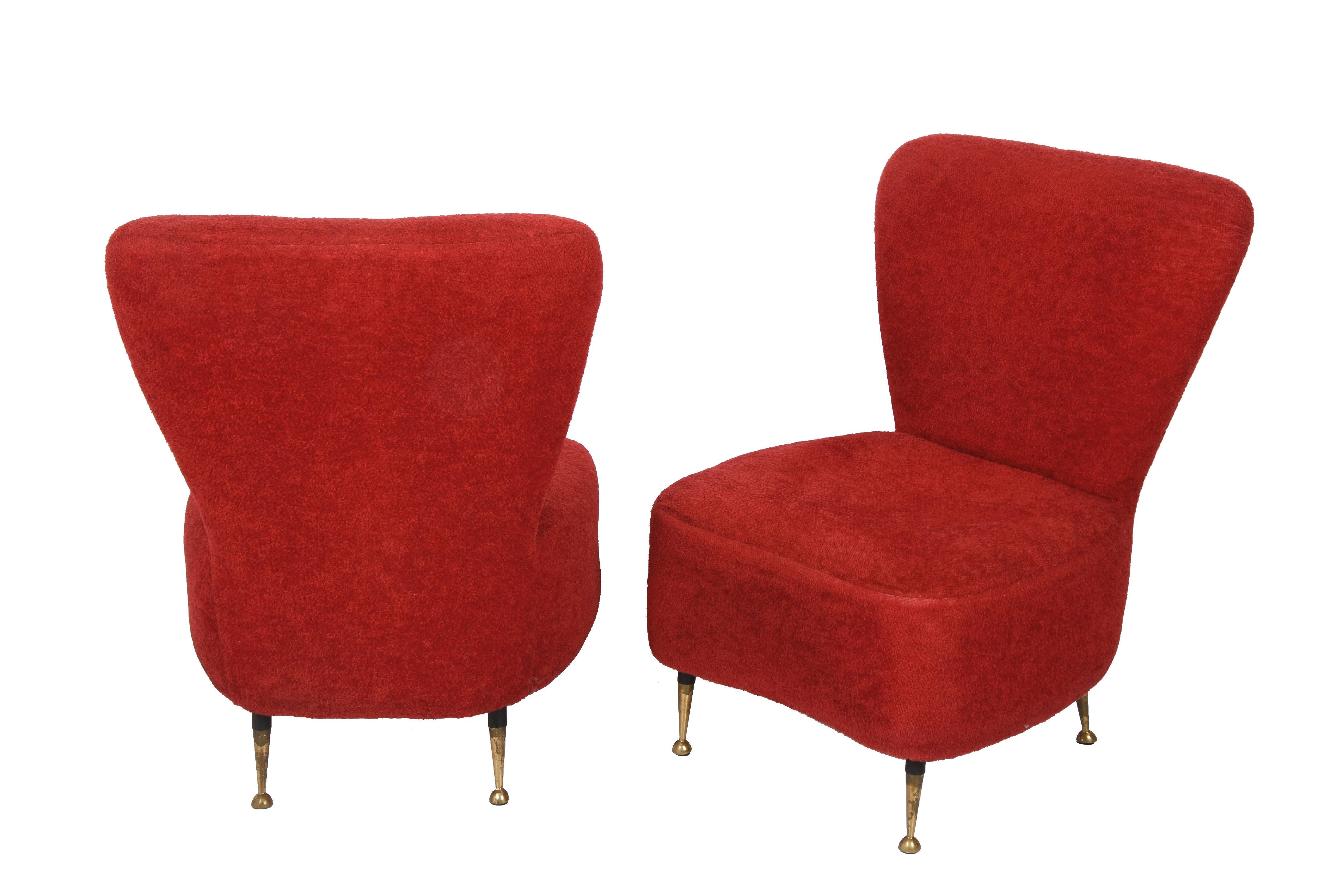 Amazing midcentury pair of red bouclé wool and fabric armchairs with brass feet. This fantastic pair of items were produced in Italy during the 1950s.

You are going to love the softness and the comfortability of the seat, combined with smooth and