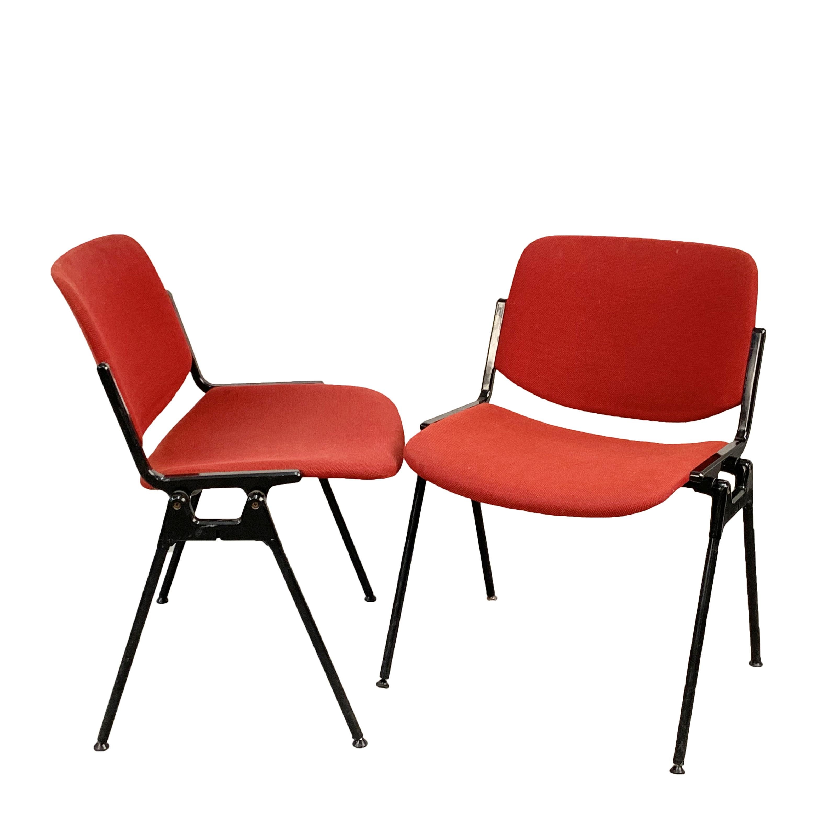 Beautiful and rare pair of chairs designed by Giancarlo Piretti for Castelli. Seat and back in red fabric.
Black enamelled aluminum
Stackable chairs
Eternal and indestructible chair.