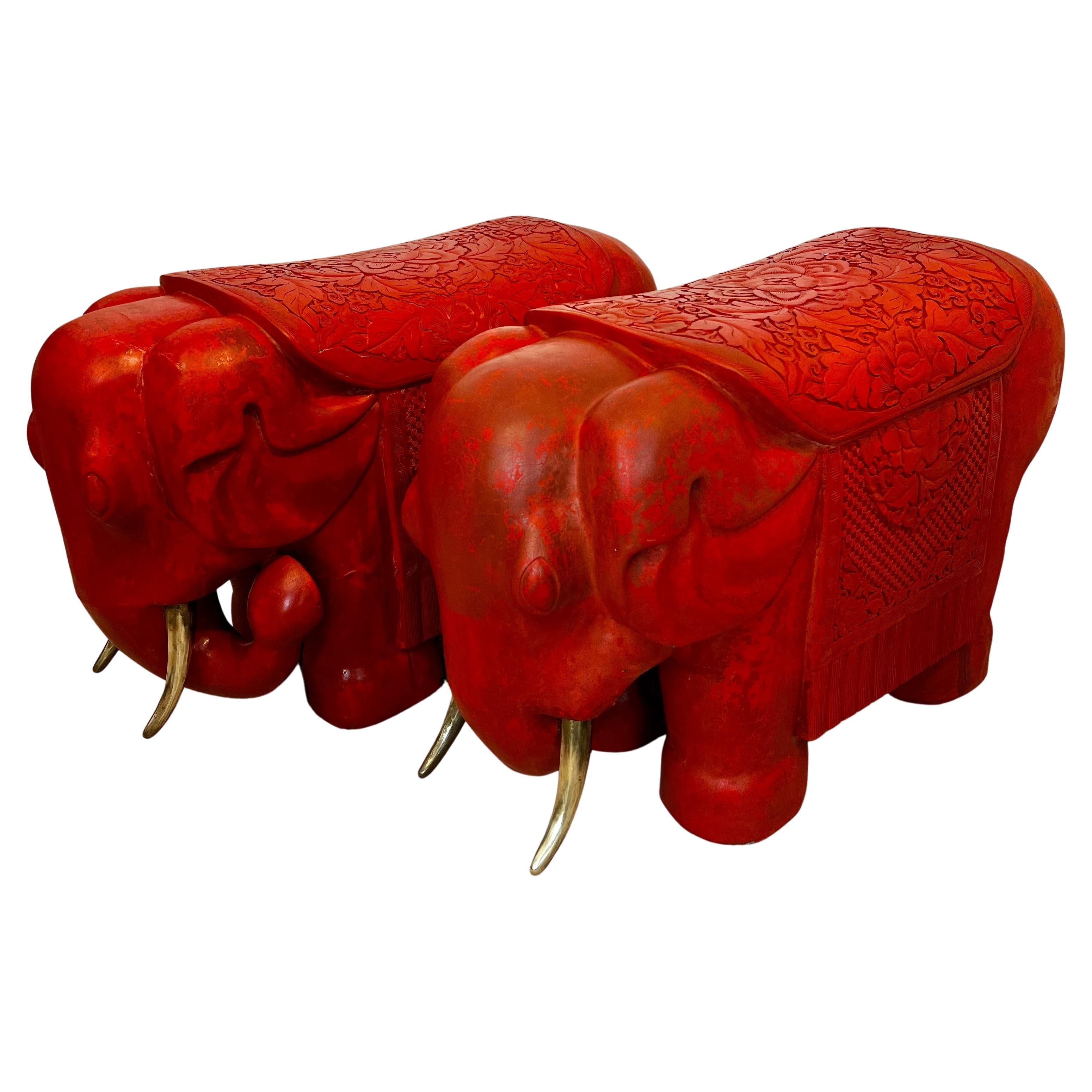 Paire d'éléphants asiatiques Cinnabar rouges sculptés à la main avec tabourets en laiton