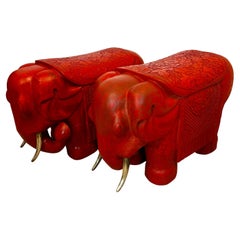Paire d'éléphants asiatiques Cinnabar rouges sculptés à la main avec tabourets en laiton