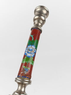 Coppia di candelieri in metallo e cloisonné rosso decorati con uccelli e fiori