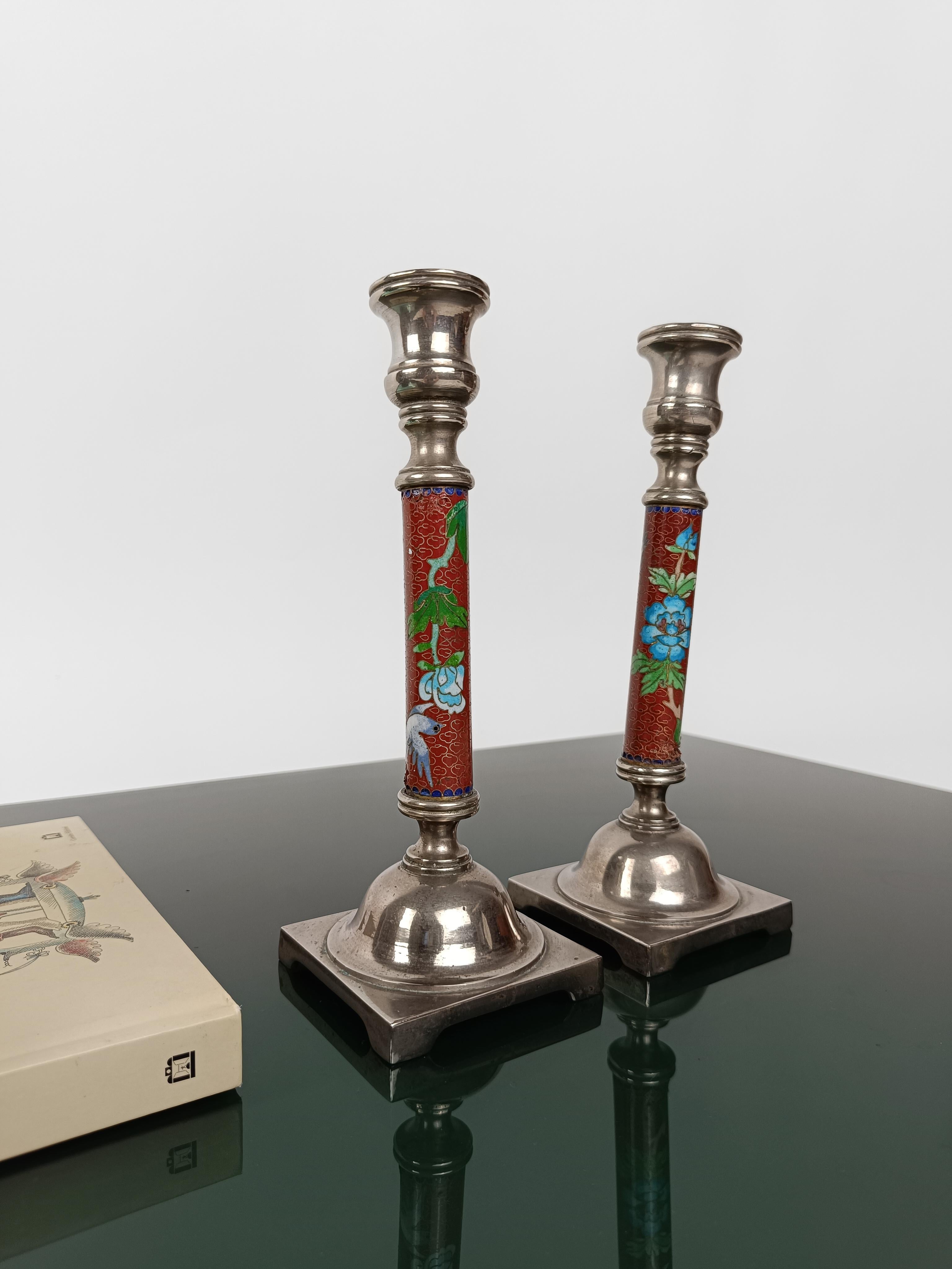 Pair of Red Cloisonné and Metal Candlestick decorated with birds and flowers  In Good Condition For Sale In Roma, IT