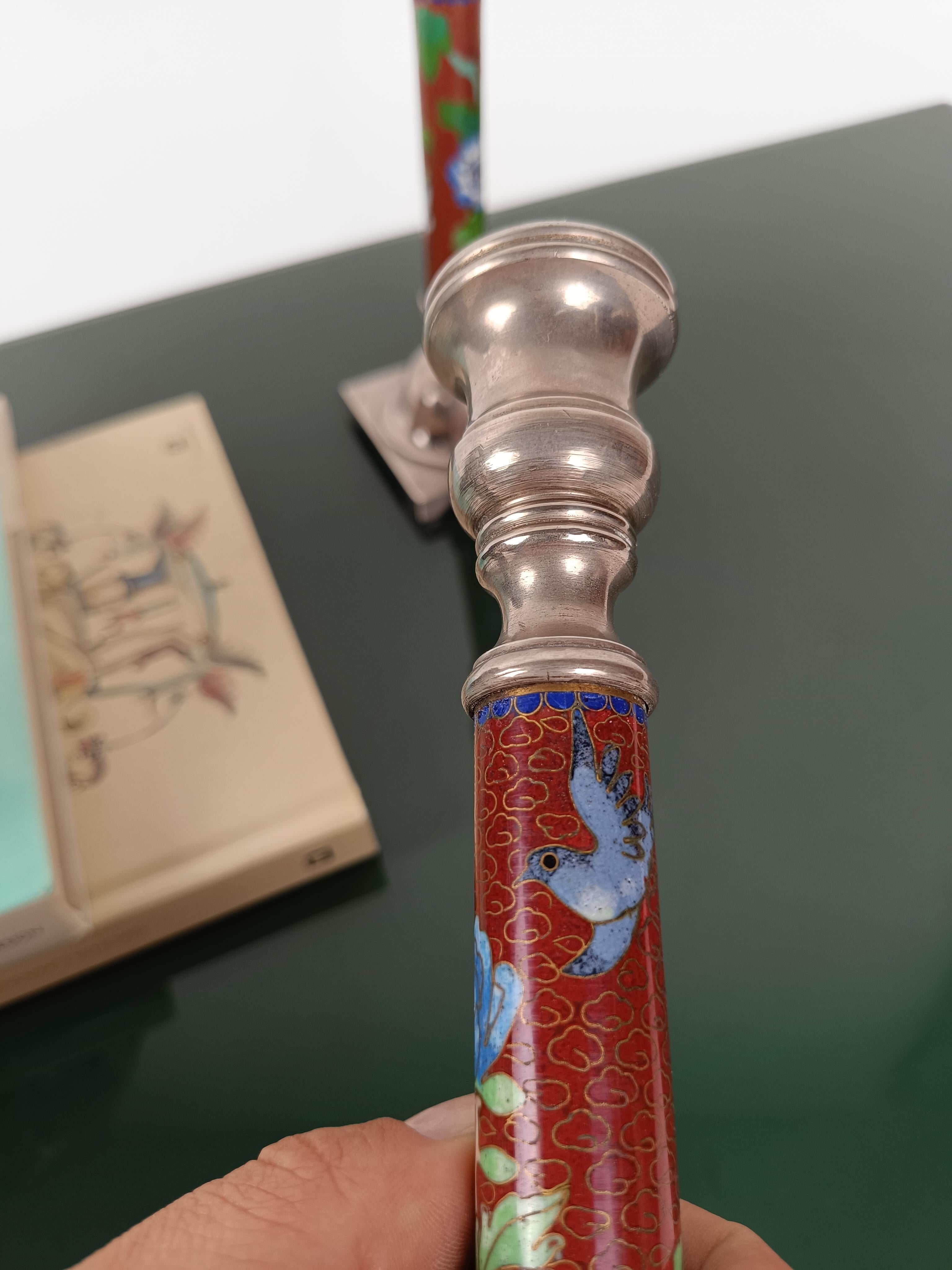 Paire de chandeliers en métal et cloisonné rouge décorés d'oiseaux et de fleurs  en vente 2