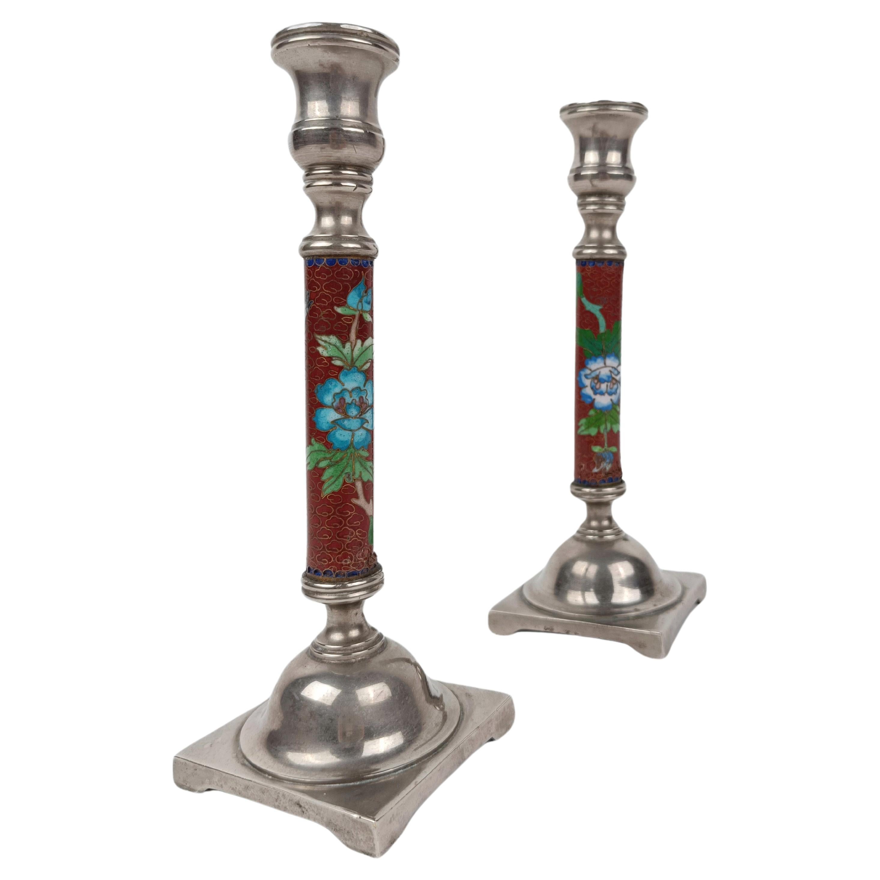 Paire de chandeliers en métal et cloisonné rouge décorés d'oiseaux et de fleurs  en vente