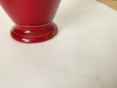 Paire de vases-urnes en cobalt rouge avec poignées en céramique et décorations dorées