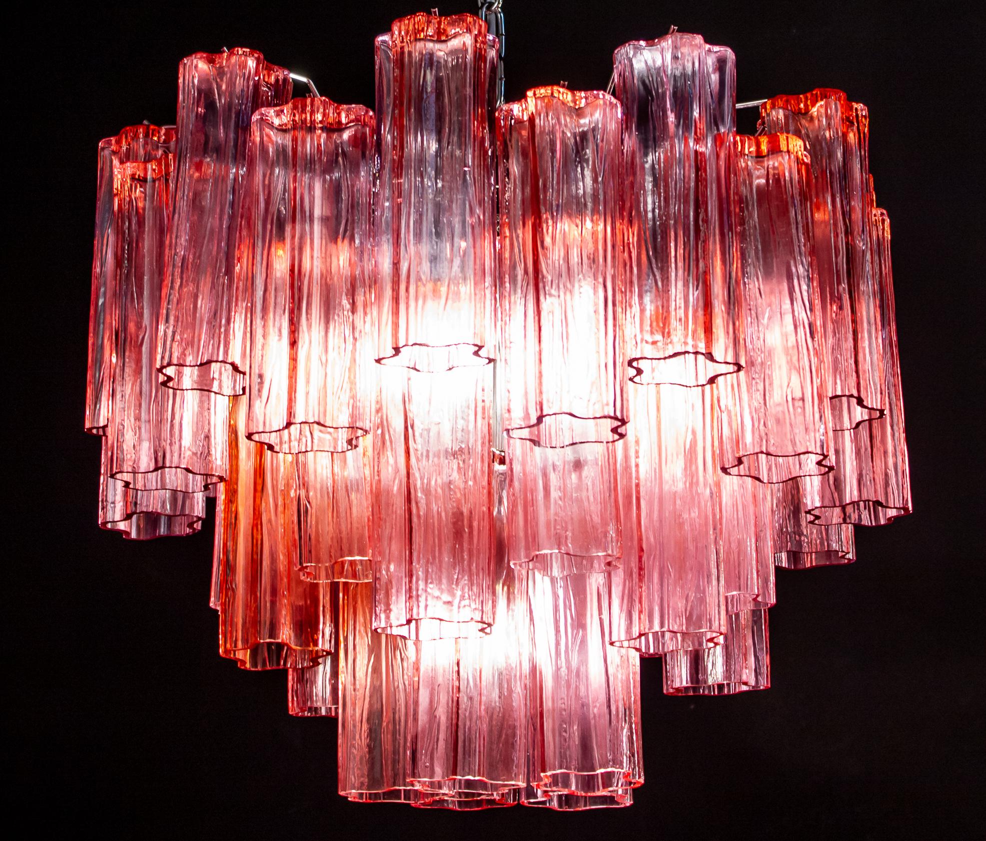 Favolosa coppia di lampadari con rari e splendidi vetri di Murano di colore rosso corallo.
Ogni lampadario è composto da 36 elementi in vetro soffiato sostenuti da una struttura cromata. Con una luce accesa il colore degli occhiali si trasforma in