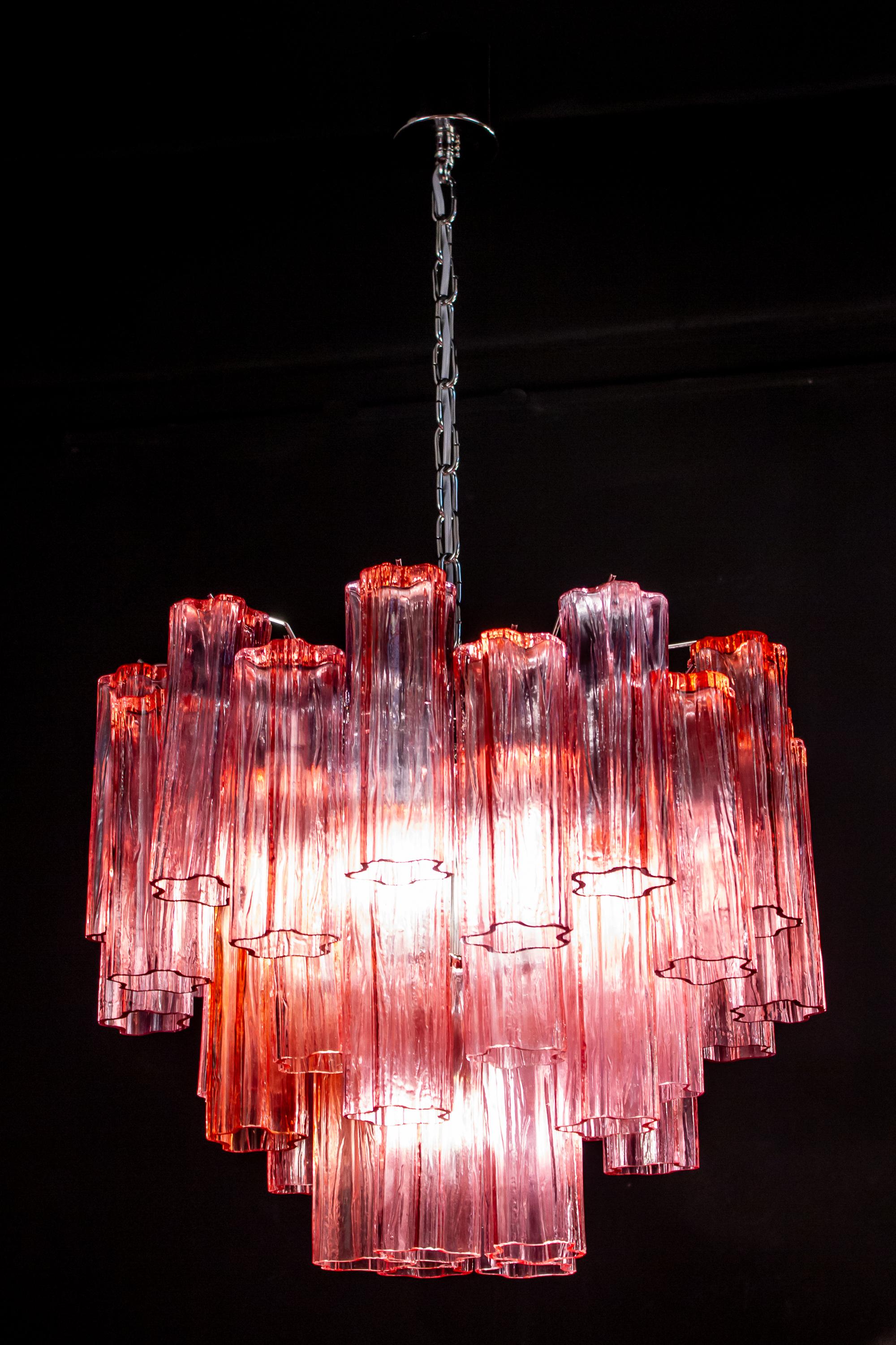 Italiano Coppia di lampadari Tronchi in vetro corallo rosso 1970 in vendita